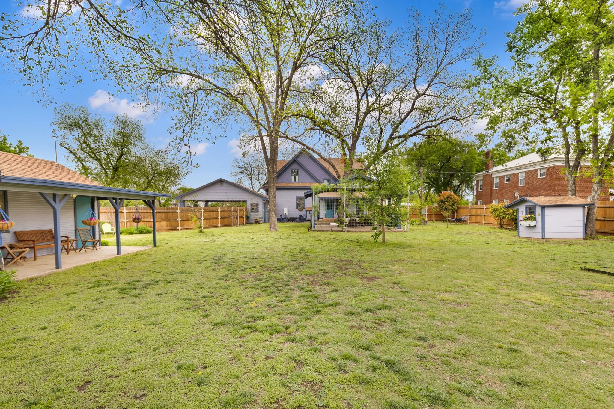 Single Family Residence For Sale in Mc Culloch County , 1102 S College Street, Brady, Texas 76825, 3 Bedroom, 4 Bathroom, 1 Garage spaces, 3,800 Sqft, built in 1909, mls#21401070, Real Estate Agent in Brady, Homes For Sale in Mc Culloch county, Homes For Sale in Brady, Realtor in Brady Texas, Real Estate Brokerage Independent Realty Texas, Luminita Cordes Realtor