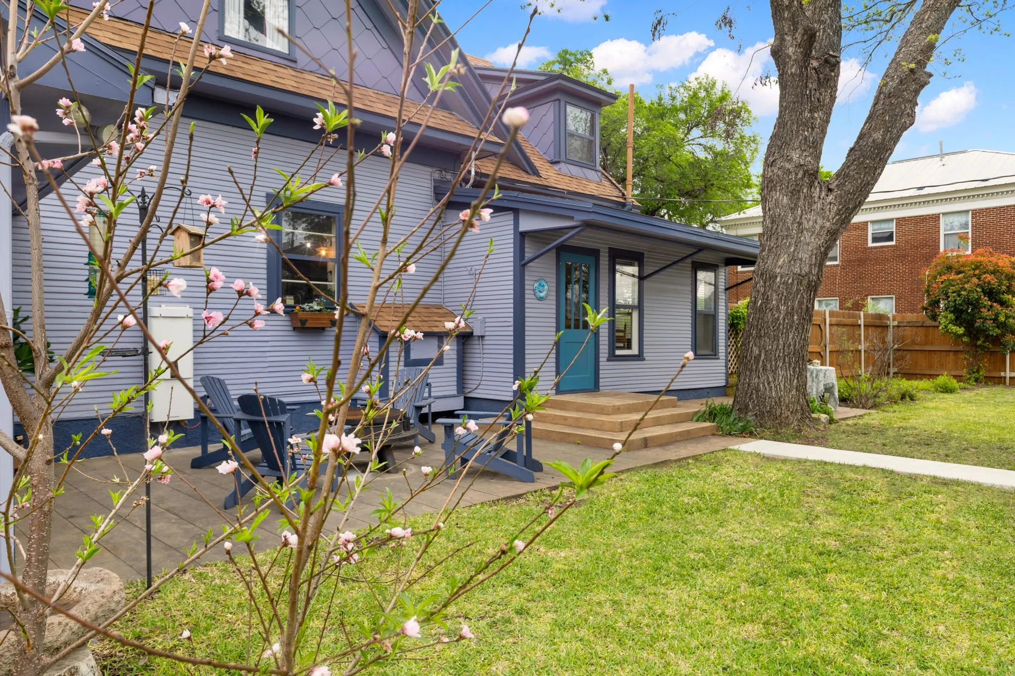 Single Family Residence For Sale in Mc Culloch County , 1102 S College Street, Brady, Texas 76825, 3 Bedroom, 4 Bathroom, 1 Garage spaces, 3,800 Sqft, built in 1909, mls#21401070, Real Estate Agent in Brady, Homes For Sale in Mc Culloch county, Homes For Sale in Brady, Realtor in Brady Texas, Real Estate Brokerage Independent Realty Texas, Luminita Cordes Realtor