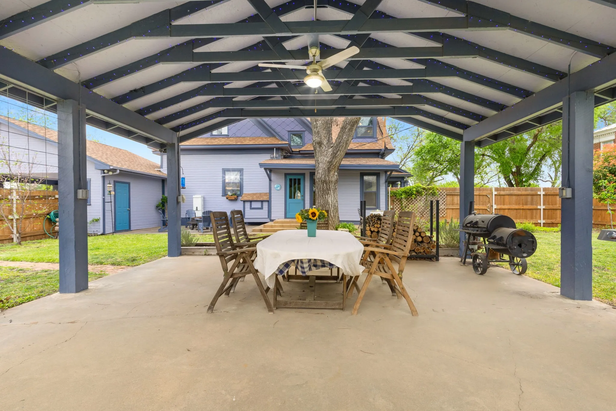 Single Family Residence For Sale in Mc Culloch County , 1102 S College Street, Brady, Texas 76825, 3 Bedroom, 4 Bathroom, 1 Garage spaces, 3,800 Sqft, built in 1909, mls#21401070, Real Estate Agent in Brady, Homes For Sale in Mc Culloch county, Homes For Sale in Brady, Realtor in Brady Texas, Real Estate Brokerage Independent Realty Texas, Luminita Cordes Realtor