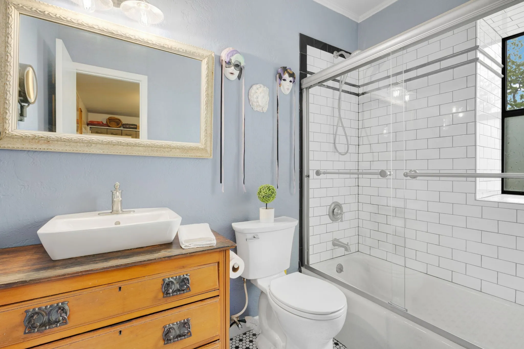 Single Family Residence For Sale in Mc Culloch County , 1102 S College Street, Brady, Texas 76825, 3 Bedroom, 4 Bathroom, 1 Garage spaces, 3,800 Sqft, built in 1909, mls#21401070, Real Estate Agent in Brady, Homes For Sale in Mc Culloch county, Homes For Sale in Brady, Realtor in Brady Texas, Real Estate Brokerage Independent Realty Texas, Luminita Cordes Realtor