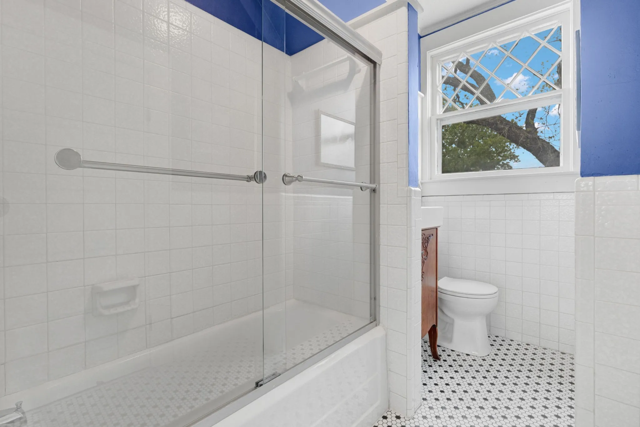 Single Family Residence For Sale in Mc Culloch County , 1102 S College Street, Brady, Texas 76825, 3 Bedroom, 4 Bathroom, 1 Garage spaces, 3,800 Sqft, built in 1909, mls#21401070, Real Estate Agent in Brady, Homes For Sale in Mc Culloch county, Homes For Sale in Brady, Realtor in Brady Texas, Real Estate Brokerage Independent Realty Texas, Luminita Cordes Realtor