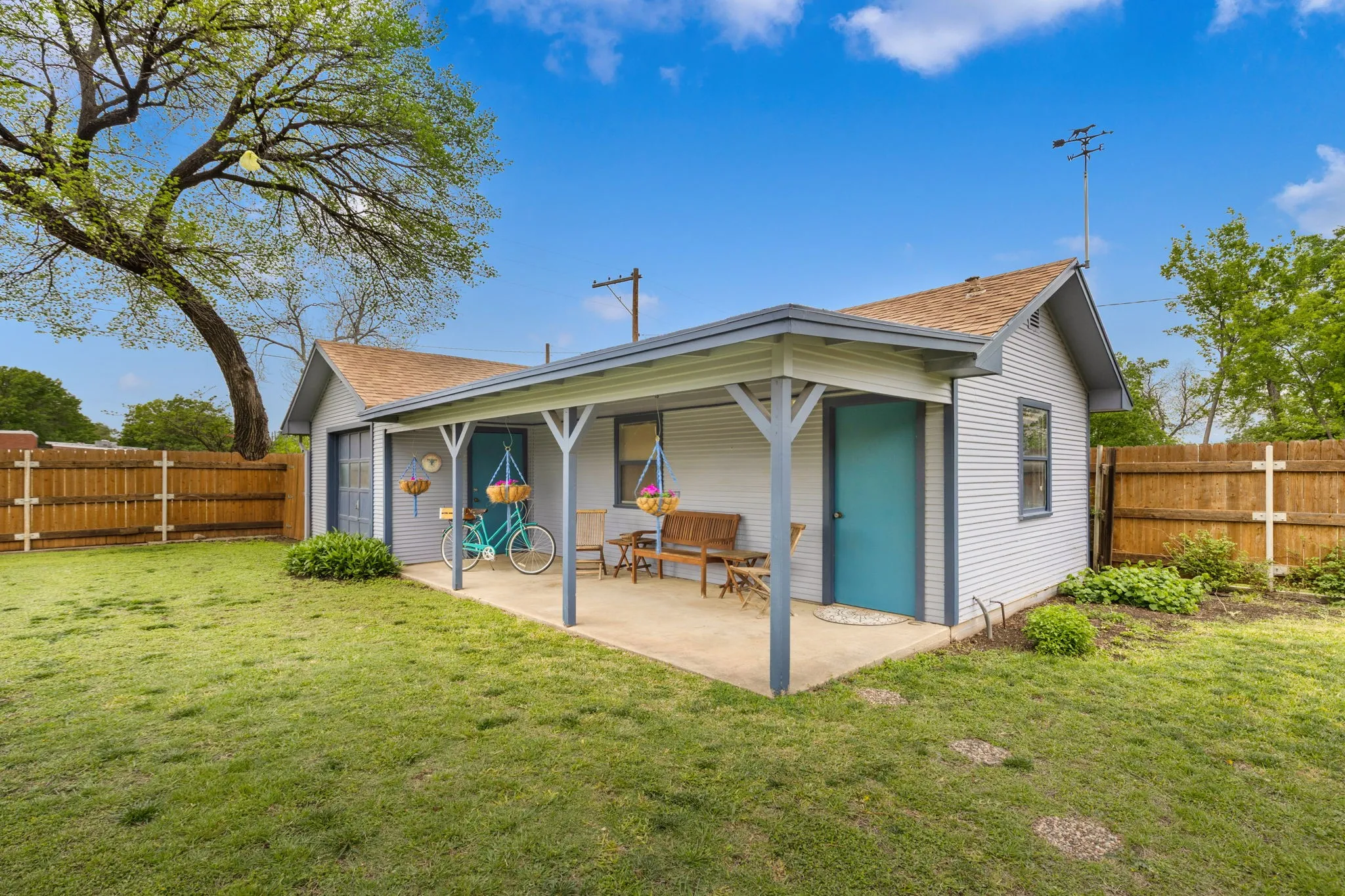 Single Family Residence For Sale in Mc Culloch County , 1102 S College Street, Brady, Texas 76825, 3 Bedroom, 4 Bathroom, 1 Garage spaces, 3,800 Sqft, built in 1909, mls#21401070, Real Estate Agent in Brady, Homes For Sale in Mc Culloch county, Homes For Sale in Brady, Realtor in Brady Texas, Real Estate Brokerage Independent Realty Texas, Luminita Cordes Realtor