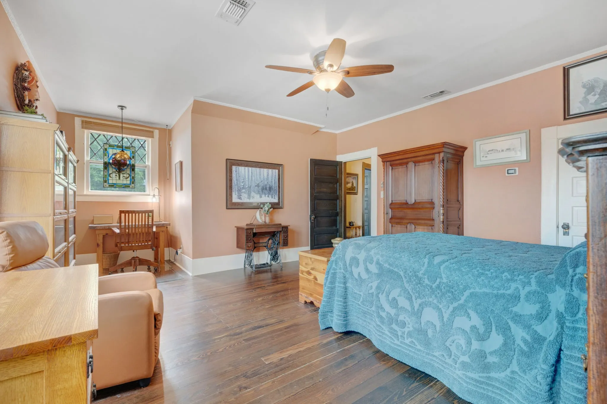 Single Family Residence For Sale in Mc Culloch County , 1102 S College Street, Brady, Texas 76825, 3 Bedroom, 4 Bathroom, 1 Garage spaces, 3,800 Sqft, built in 1909, mls#21401070, Real Estate Agent in Brady, Homes For Sale in Mc Culloch county, Homes For Sale in Brady, Realtor in Brady Texas, Real Estate Brokerage Independent Realty Texas, Luminita Cordes Realtor