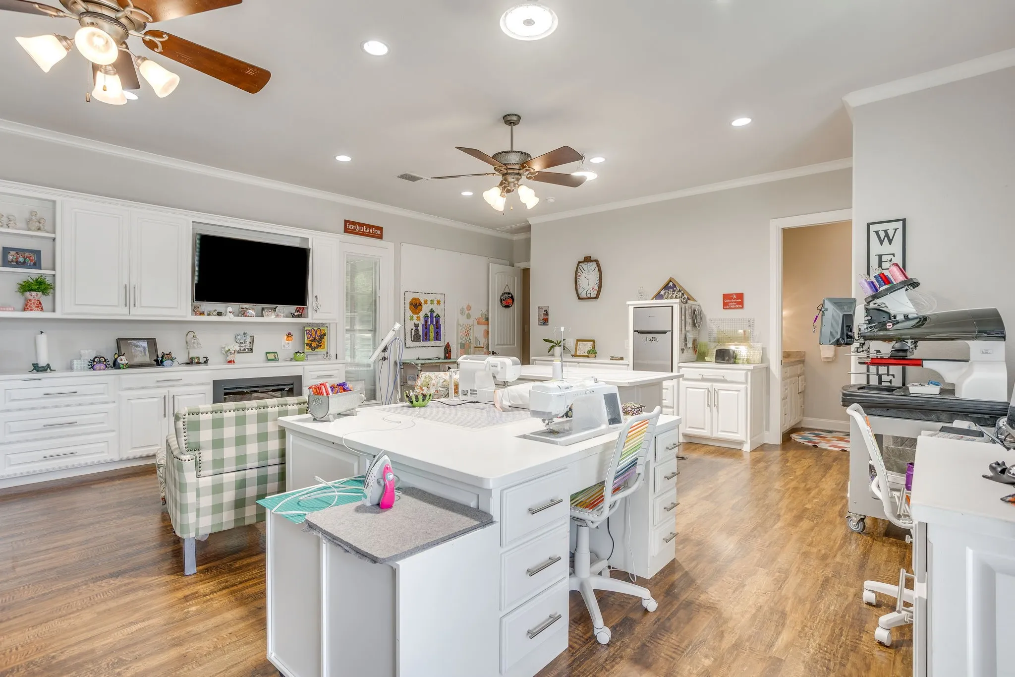 Single Family Residence For Sale in Johnson County , 1025 County Road 913, Joshua, Texas 76058, 4 Bedroom, 5 Bathroom, 3 Garage spaces, 4,678 Sqft, built in 2017, mls#21398571, Real Estate Agent in Joshua, Homes For Sale in Johnson county, Homes For Sale in Joshua, Realtor in Joshua Texas, Real Estate Brokerage Independent Realty Texas, Luminita Cordes Realtor