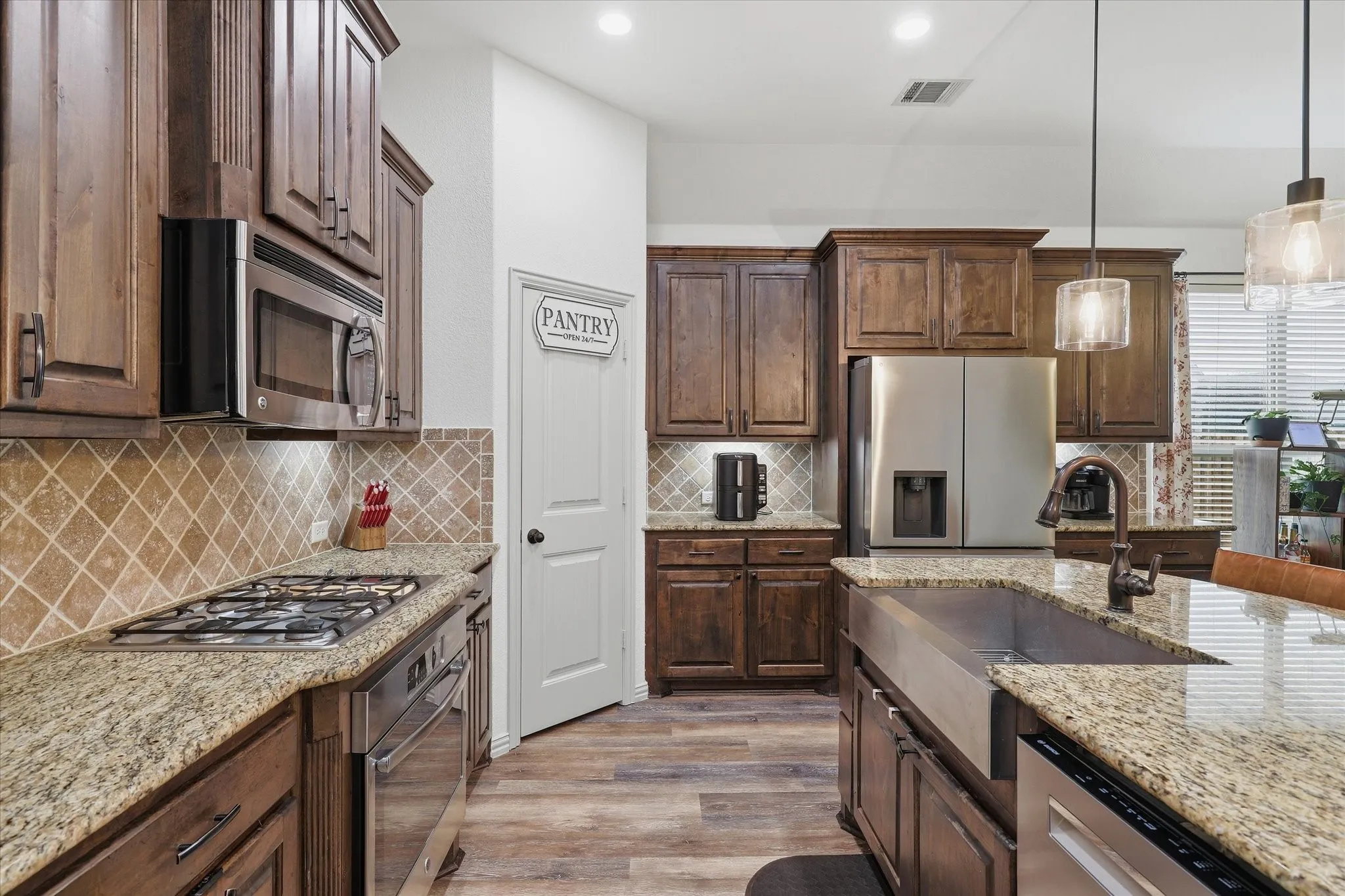 Single Family Residence For Sale in Tarrant County , 616 Seabourne Drive, Saginaw, Texas 76179, 4 Bedroom, 3 Bathroom, 2 Garage spaces, 2,700 Sqft, built in 2015, mls#21400782, Real Estate Agent in Saginaw, Homes For Sale in Tarrant county, Homes For Sale in Saginaw, Realtor in Saginaw Texas, Real Estate Brokerage Independent Realty Texas, Luminita Cordes Realtor