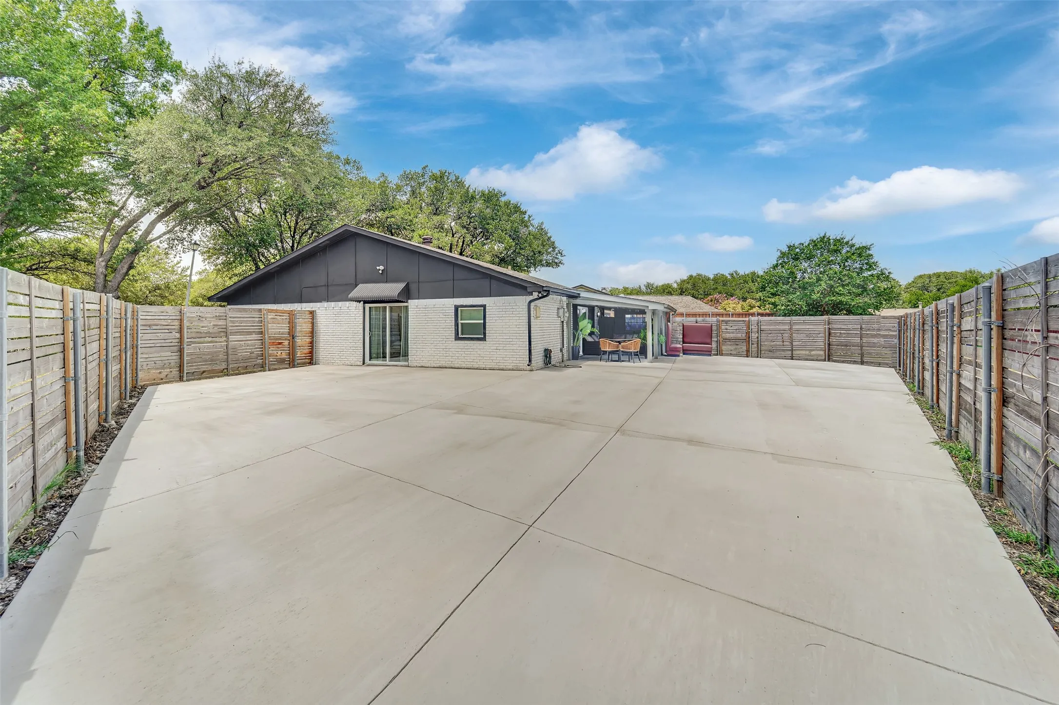 Single Family Residence For Sale in Dallas County , 3301 Excalibur Circle, Garland, Texas 75044, 4 Bedroom, 2 Bathroom, Garage spaces, 1,926 Sqft, built in 1975, mls#21400897, Real Estate Agent in Garland, Homes For Sale in Dallas county, Homes For Sale in Garland, Realtor in Garland Texas, Real Estate Brokerage Independent Realty Texas, Luminita Cordes Realtor