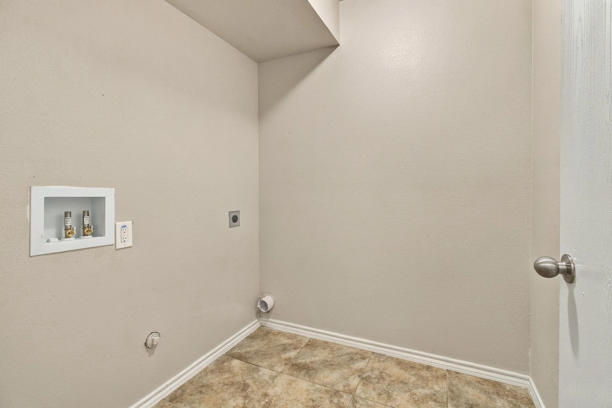 Tile flooring and neutral wall paint
