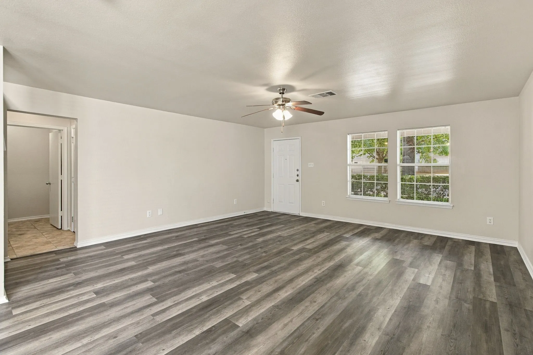 Single Family Residence For Sale in Dallas County , 3056 Saint Nicholas Drive, Dallas, Texas 75233, 4 Bedroom, 2 Bathroom, 1 Garage spaces, 1,948 Sqft, built in 2003, mls#21399632, Real Estate Agent in Dallas, Homes For Sale in Dallas county, Homes For Sale in Dallas, Realtor in Dallas Texas, Real Estate Brokerage Independent Realty Texas, Luminita Cordes Realtor