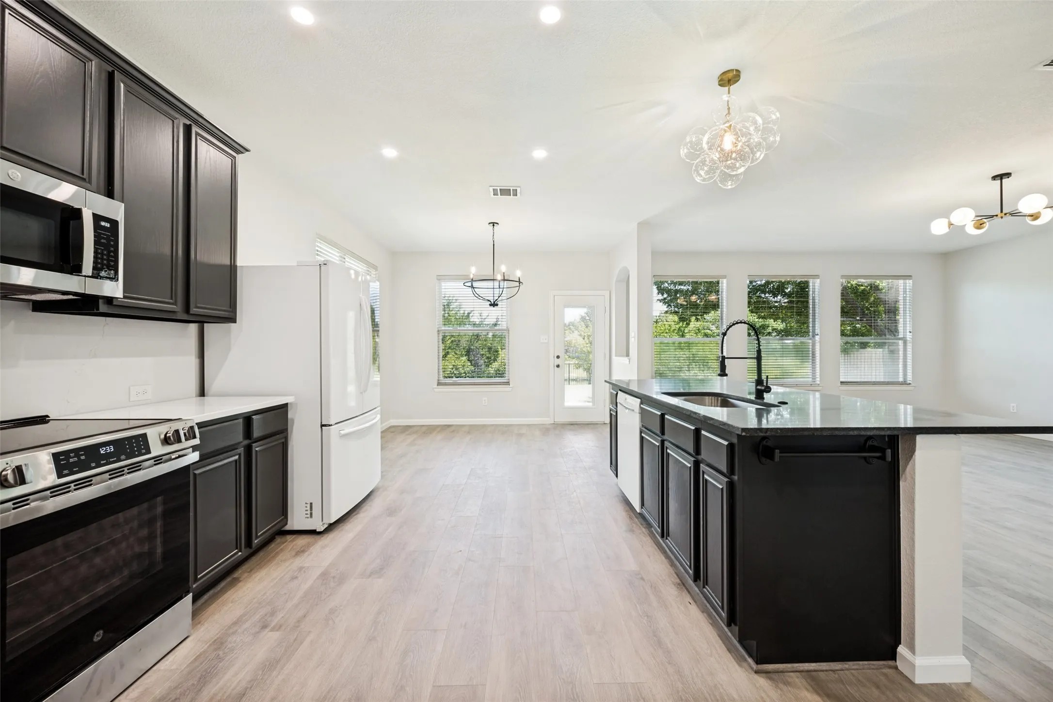 Single Family Residence For Sale in Tarrant County , 5205 Bay View Drive, Fort Worth, Texas 76244, 4 Bedroom, 3 Bathroom, 2 Garage spaces, 2,650 Sqft, built in 2002, mls#21401129, Real Estate Agent in Fort Worth, Homes For Sale in Tarrant county, Homes For Sale in Fort Worth, Realtor in Fort Worth Texas, Real Estate Brokerage Independent Realty Texas, Luminita Cordes Realtor