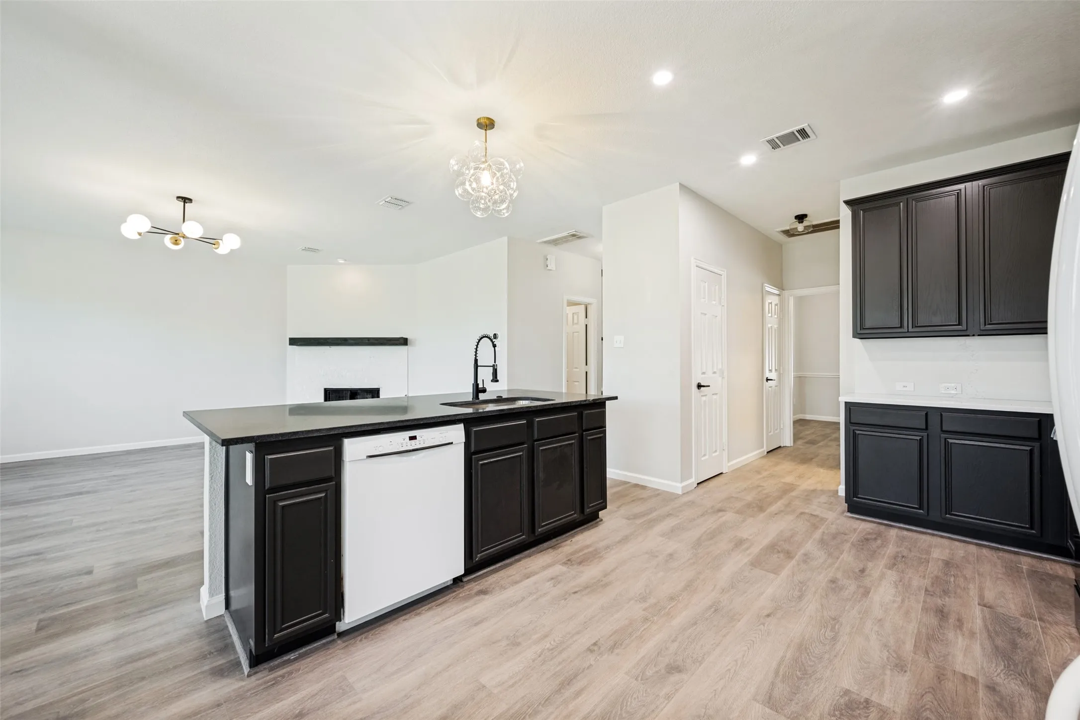 Single Family Residence For Sale in Tarrant County , 5205 Bay View Drive, Fort Worth, Texas 76244, 4 Bedroom, 3 Bathroom, 2 Garage spaces, 2,650 Sqft, built in 2002, mls#21401129, Real Estate Agent in Fort Worth, Homes For Sale in Tarrant county, Homes For Sale in Fort Worth, Realtor in Fort Worth Texas, Real Estate Brokerage Independent Realty Texas, Luminita Cordes Realtor