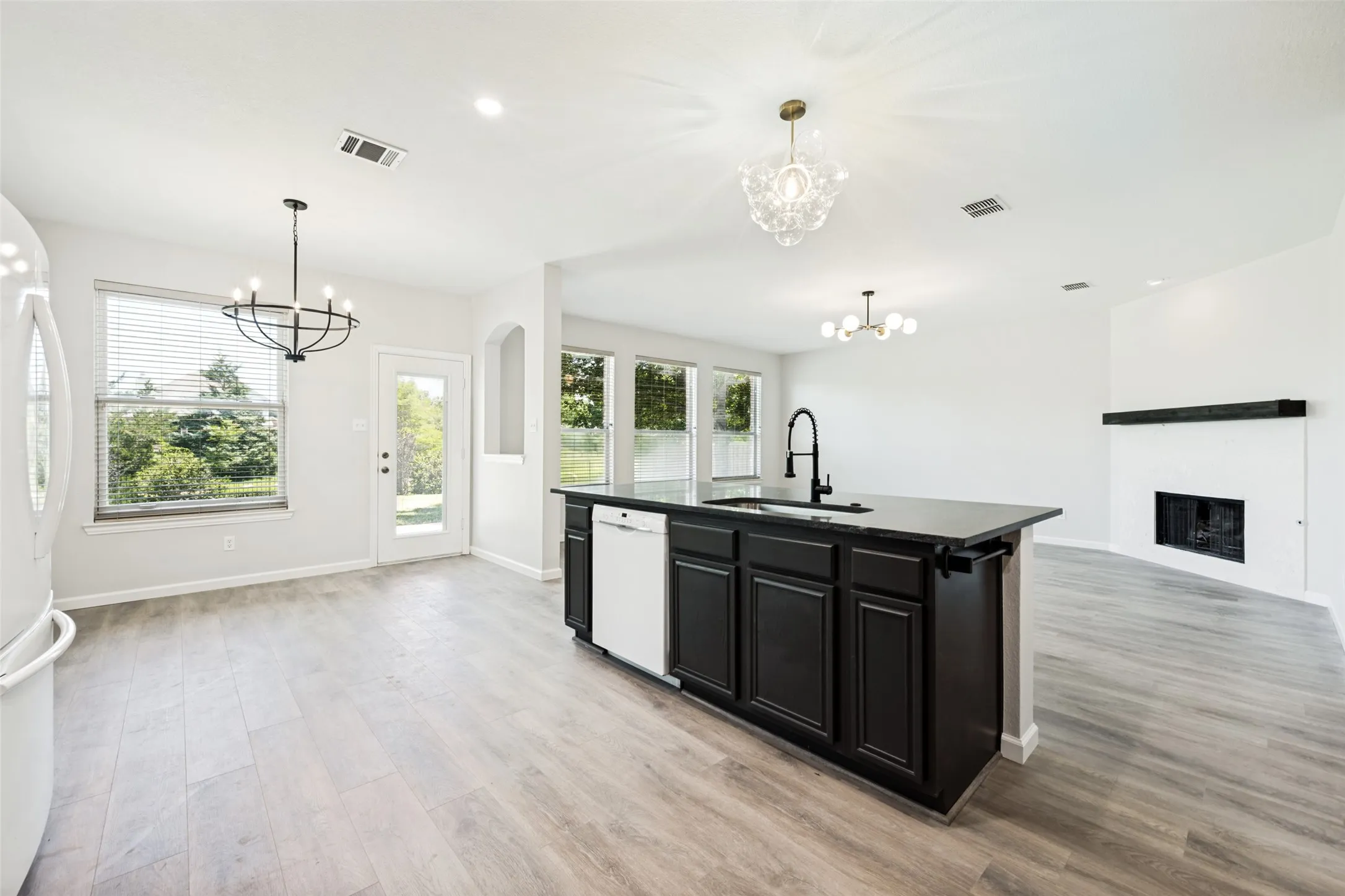 Single Family Residence For Sale in Tarrant County , 5205 Bay View Drive, Fort Worth, Texas 76244, 4 Bedroom, 3 Bathroom, 2 Garage spaces, 2,650 Sqft, built in 2002, mls#21401129, Real Estate Agent in Fort Worth, Homes For Sale in Tarrant county, Homes For Sale in Fort Worth, Realtor in Fort Worth Texas, Real Estate Brokerage Independent Realty Texas, Luminita Cordes Realtor