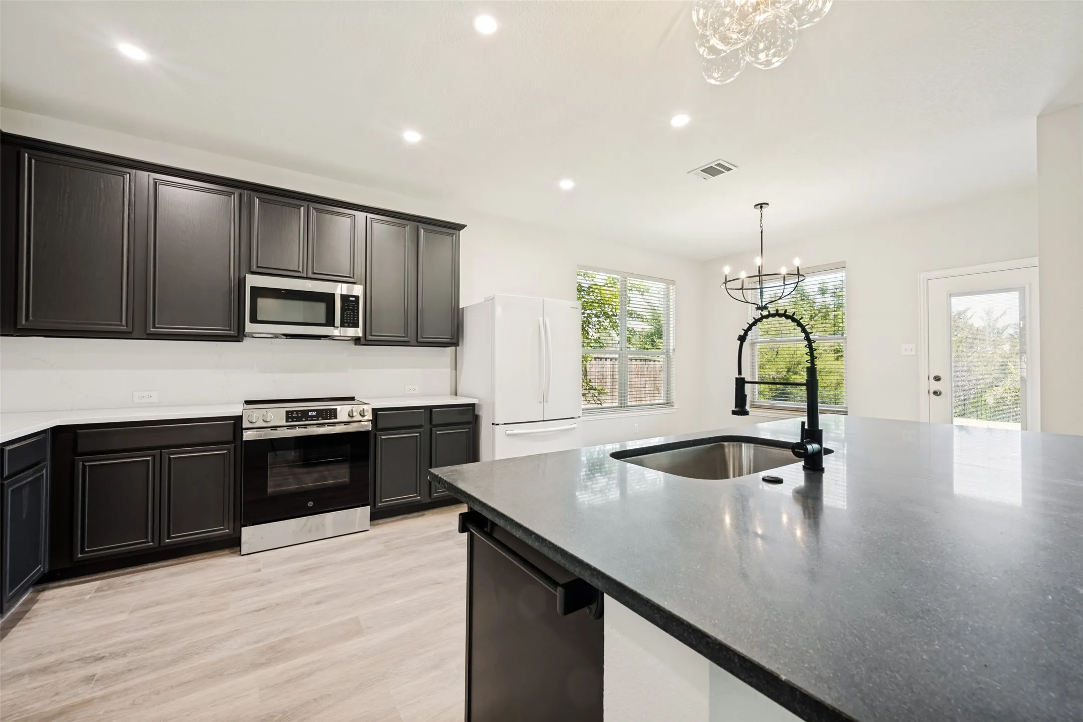 Single Family Residence For Sale in Tarrant County , 5205 Bay View Drive, Fort Worth, Texas 76244, 4 Bedroom, 3 Bathroom, 2 Garage spaces, 2,650 Sqft, built in 2002, mls#21401129, Real Estate Agent in Fort Worth, Homes For Sale in Tarrant county, Homes For Sale in Fort Worth, Realtor in Fort Worth Texas, Real Estate Brokerage Independent Realty Texas, Luminita Cordes Realtor