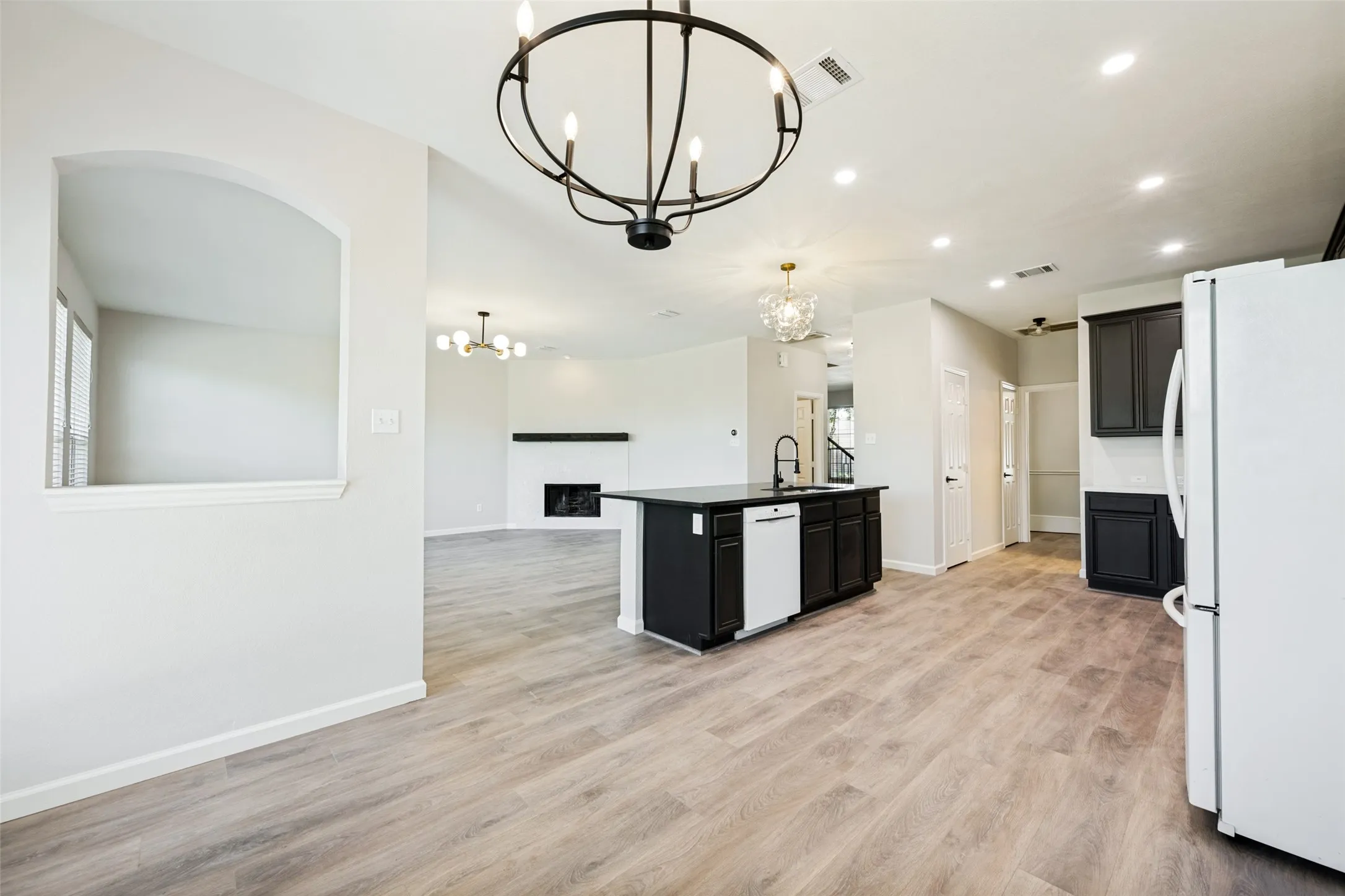 Single Family Residence For Sale in Tarrant County , 5205 Bay View Drive, Fort Worth, Texas 76244, 4 Bedroom, 3 Bathroom, 2 Garage spaces, 2,650 Sqft, built in 2002, mls#21401129, Real Estate Agent in Fort Worth, Homes For Sale in Tarrant county, Homes For Sale in Fort Worth, Realtor in Fort Worth Texas, Real Estate Brokerage Independent Realty Texas, Luminita Cordes Realtor