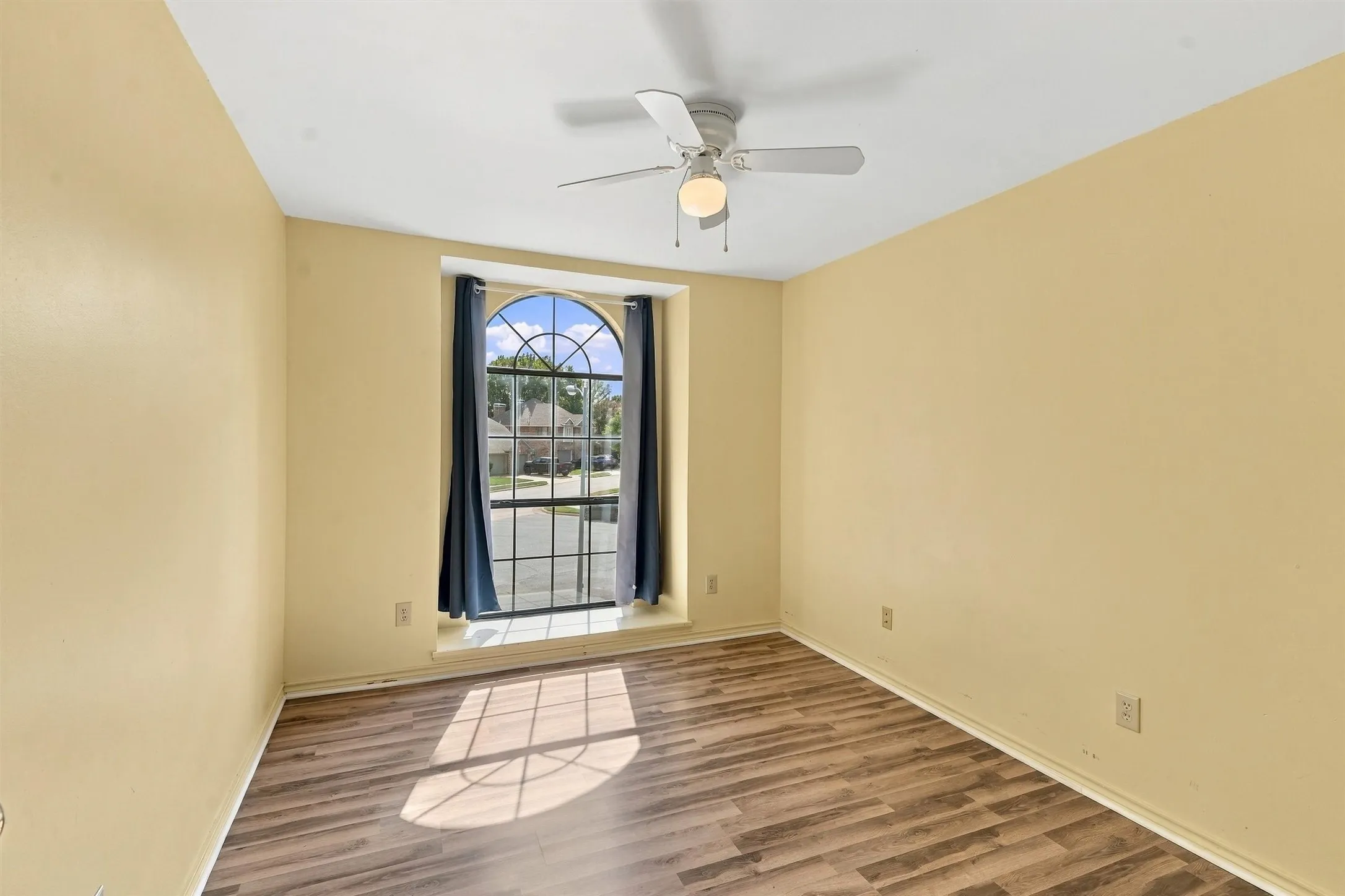 Single Family Residence For Sale in Tarrant County , 3817 Periwinkle Street, Bedford, Texas 76021, 4 Bedroom, 3 Bathroom, 2 Garage spaces, 2,904 Sqft, built in 1987, mls#21400628, Real Estate Agent in Bedford, Homes For Sale in Tarrant county, Homes For Sale in Bedford, Realtor in Bedford Texas, Real Estate Brokerage Independent Realty Texas, Luminita Cordes Realtor