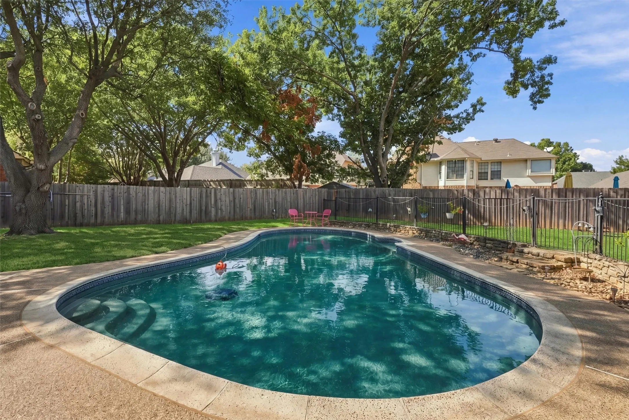 Single Family Residence For Sale in Tarrant County , 3817 Periwinkle Street, Bedford, Texas 76021, 4 Bedroom, 3 Bathroom, 2 Garage spaces, 2,904 Sqft, built in 1987, mls#21400628, Real Estate Agent in Bedford, Homes For Sale in Tarrant county, Homes For Sale in Bedford, Realtor in Bedford Texas, Real Estate Brokerage Independent Realty Texas, Luminita Cordes Realtor