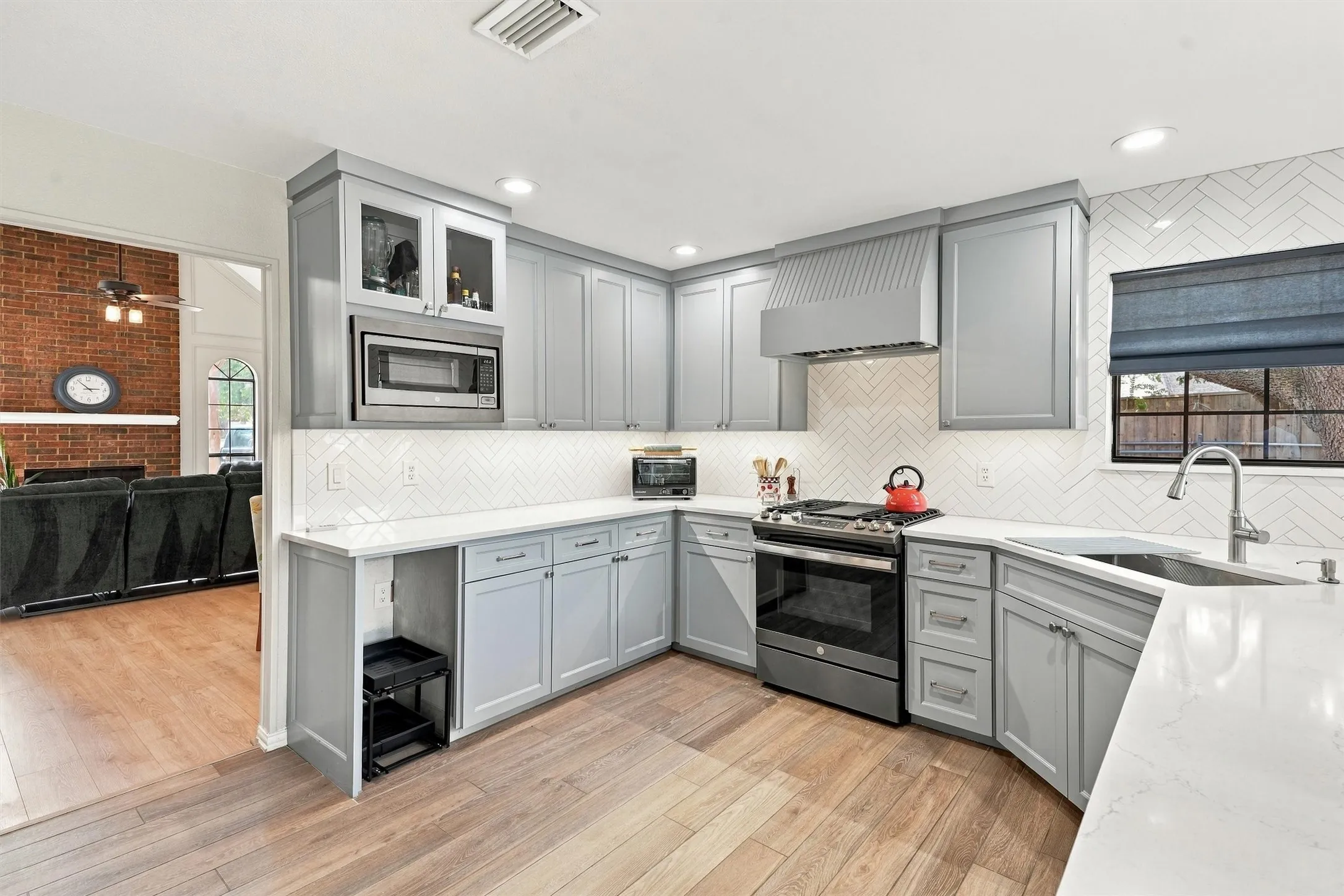 Single Family Residence For Sale in Tarrant County , 3817 Periwinkle Street, Bedford, Texas 76021, 4 Bedroom, 3 Bathroom, 2 Garage spaces, 2,904 Sqft, built in 1987, mls#21400628, Real Estate Agent in Bedford, Homes For Sale in Tarrant county, Homes For Sale in Bedford, Realtor in Bedford Texas, Real Estate Brokerage Independent Realty Texas, Luminita Cordes Realtor