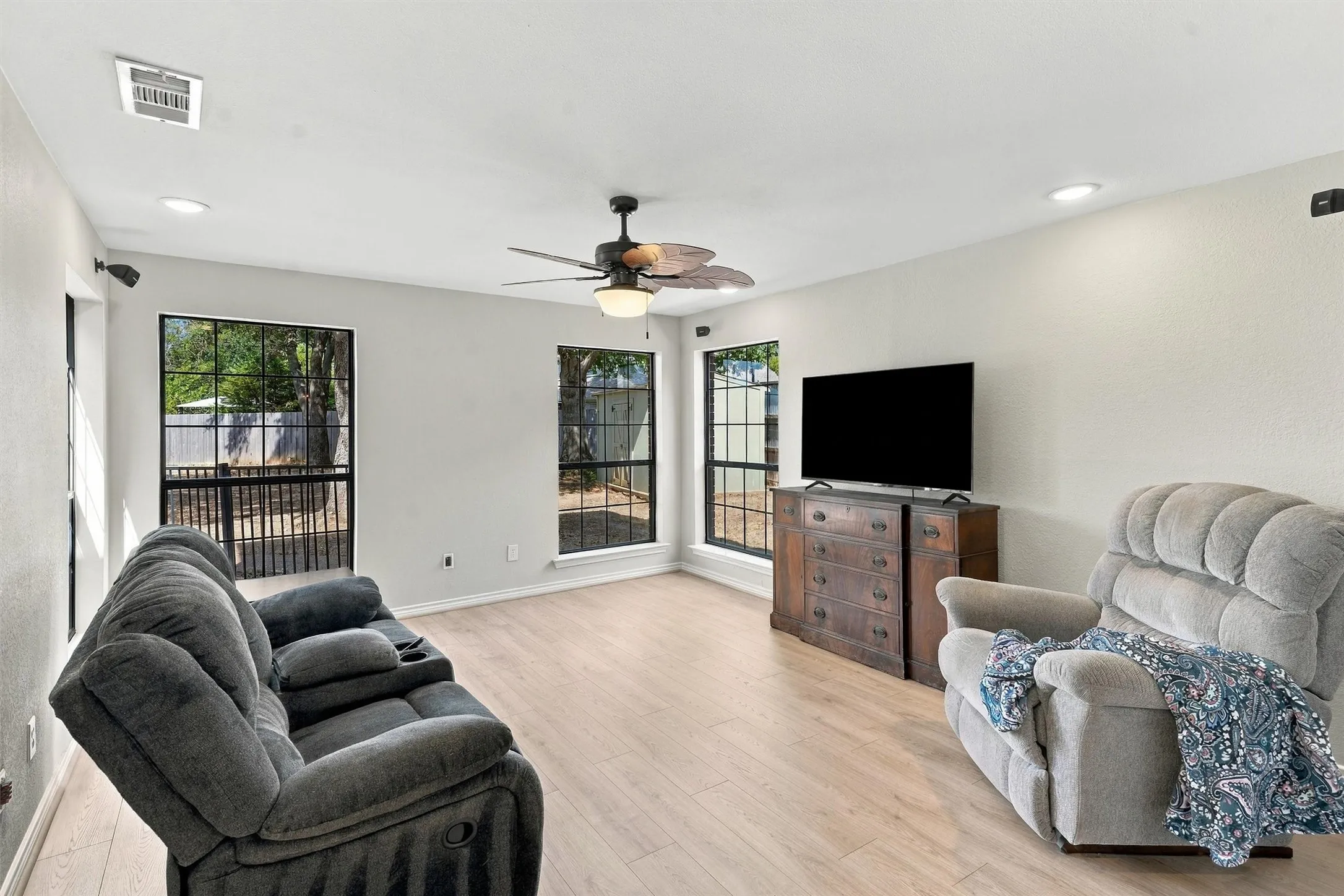 Single Family Residence For Sale in Tarrant County , 3817 Periwinkle Street, Bedford, Texas 76021, 4 Bedroom, 3 Bathroom, 2 Garage spaces, 2,904 Sqft, built in 1987, mls#21400628, Real Estate Agent in Bedford, Homes For Sale in Tarrant county, Homes For Sale in Bedford, Realtor in Bedford Texas, Real Estate Brokerage Independent Realty Texas, Luminita Cordes Realtor