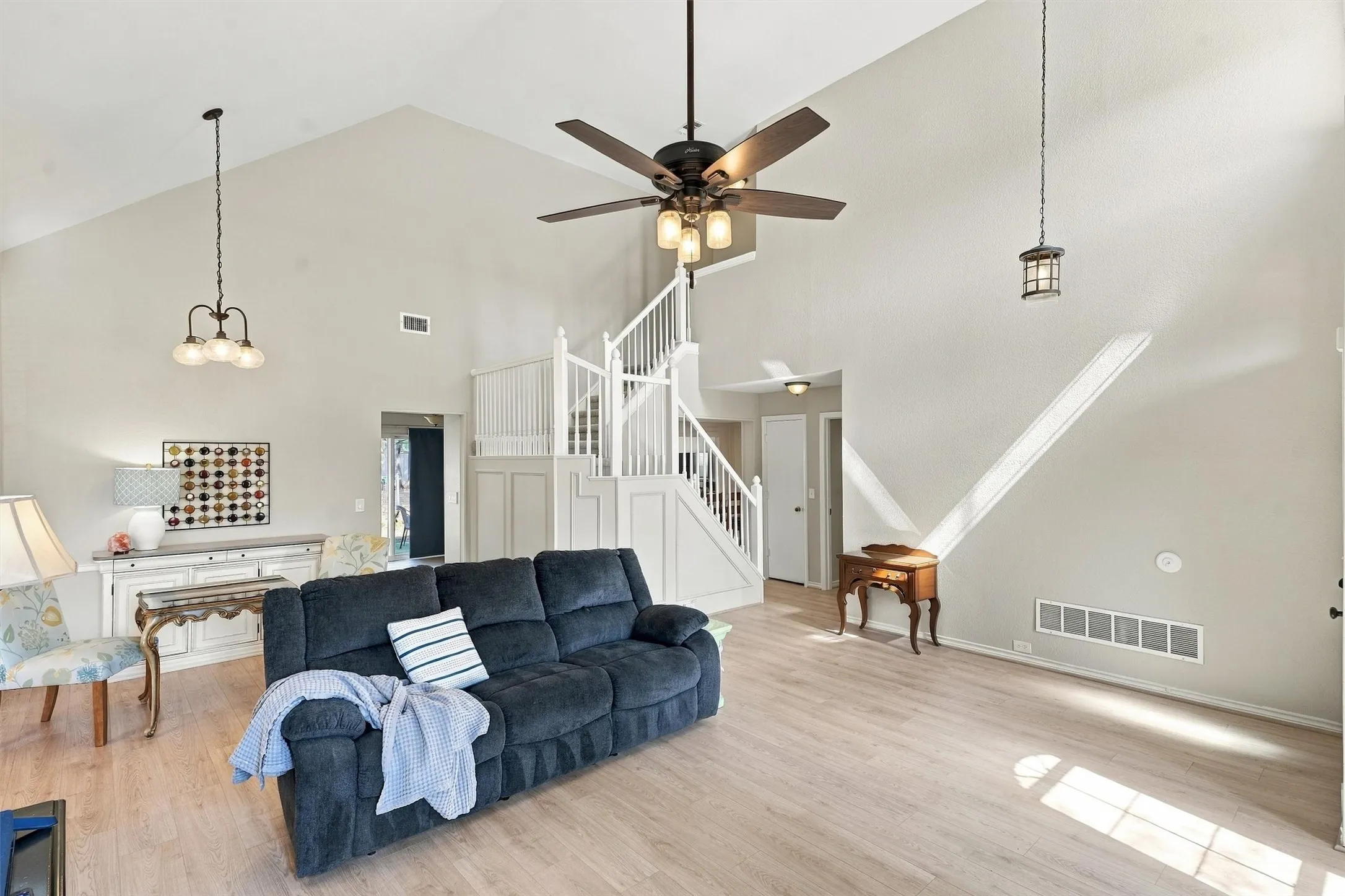 Single Family Residence For Sale in Tarrant County , 3817 Periwinkle Street, Bedford, Texas 76021, 4 Bedroom, 3 Bathroom, 2 Garage spaces, 2,904 Sqft, built in 1987, mls#21400628, Real Estate Agent in Bedford, Homes For Sale in Tarrant county, Homes For Sale in Bedford, Realtor in Bedford Texas, Real Estate Brokerage Independent Realty Texas, Luminita Cordes Realtor