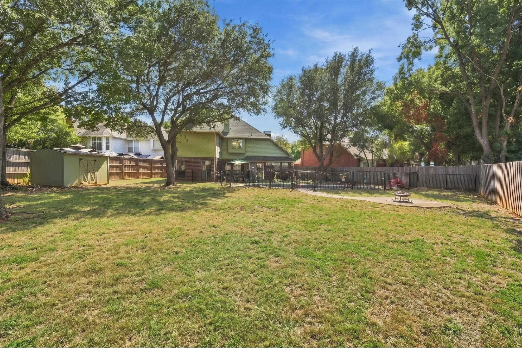 Single Family Residence For Sale in Tarrant County , 3817 Periwinkle Street, Bedford, Texas 76021, 4 Bedroom, 3 Bathroom, 2 Garage spaces, 2,904 Sqft, built in 1987, mls#21400628, Real Estate Agent in Bedford, Homes For Sale in Tarrant county, Homes For Sale in Bedford, Realtor in Bedford Texas, Real Estate Brokerage Independent Realty Texas, Luminita Cordes Realtor