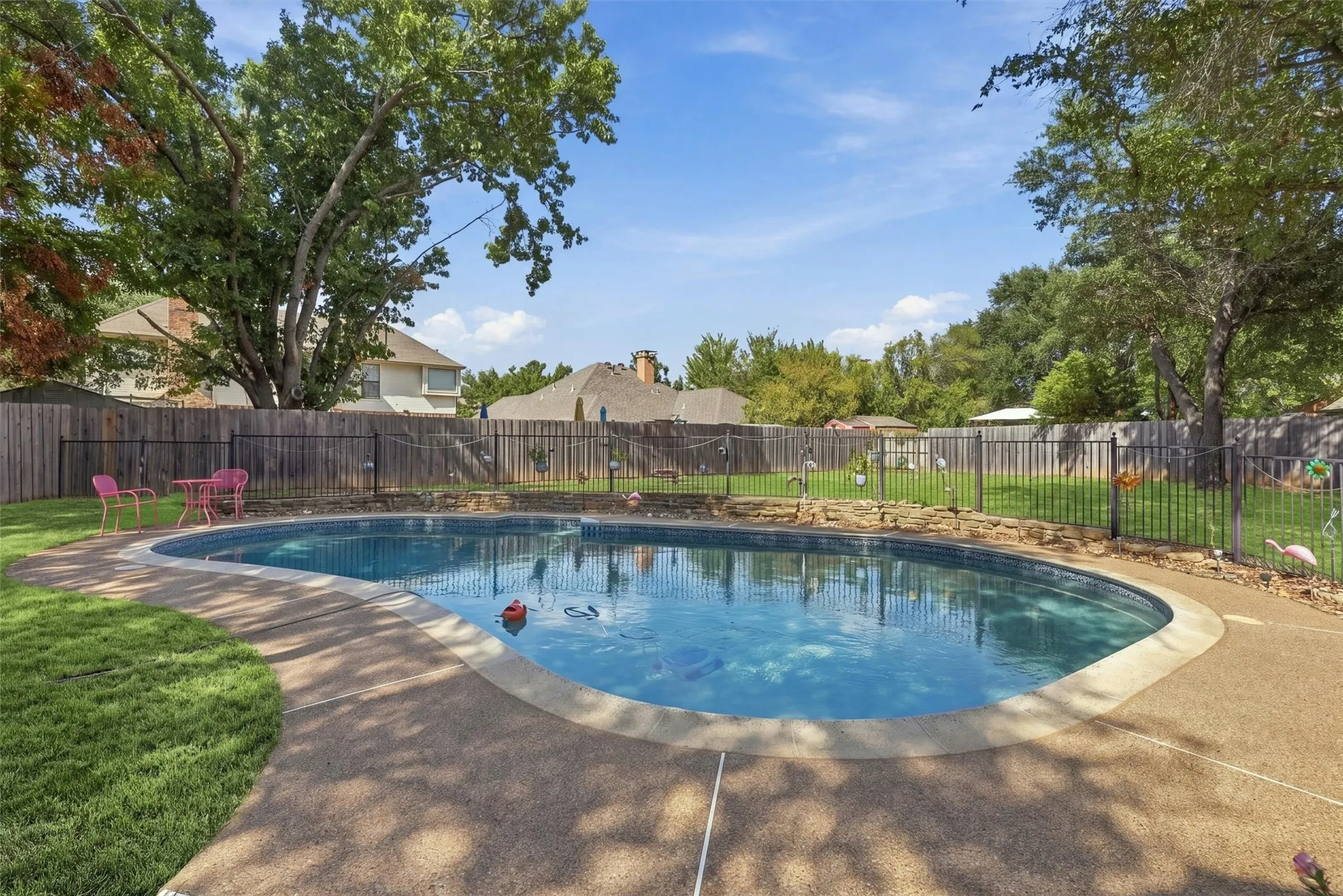 Sparkling pool situated on a large grassy backyard on a cul-de-sac!