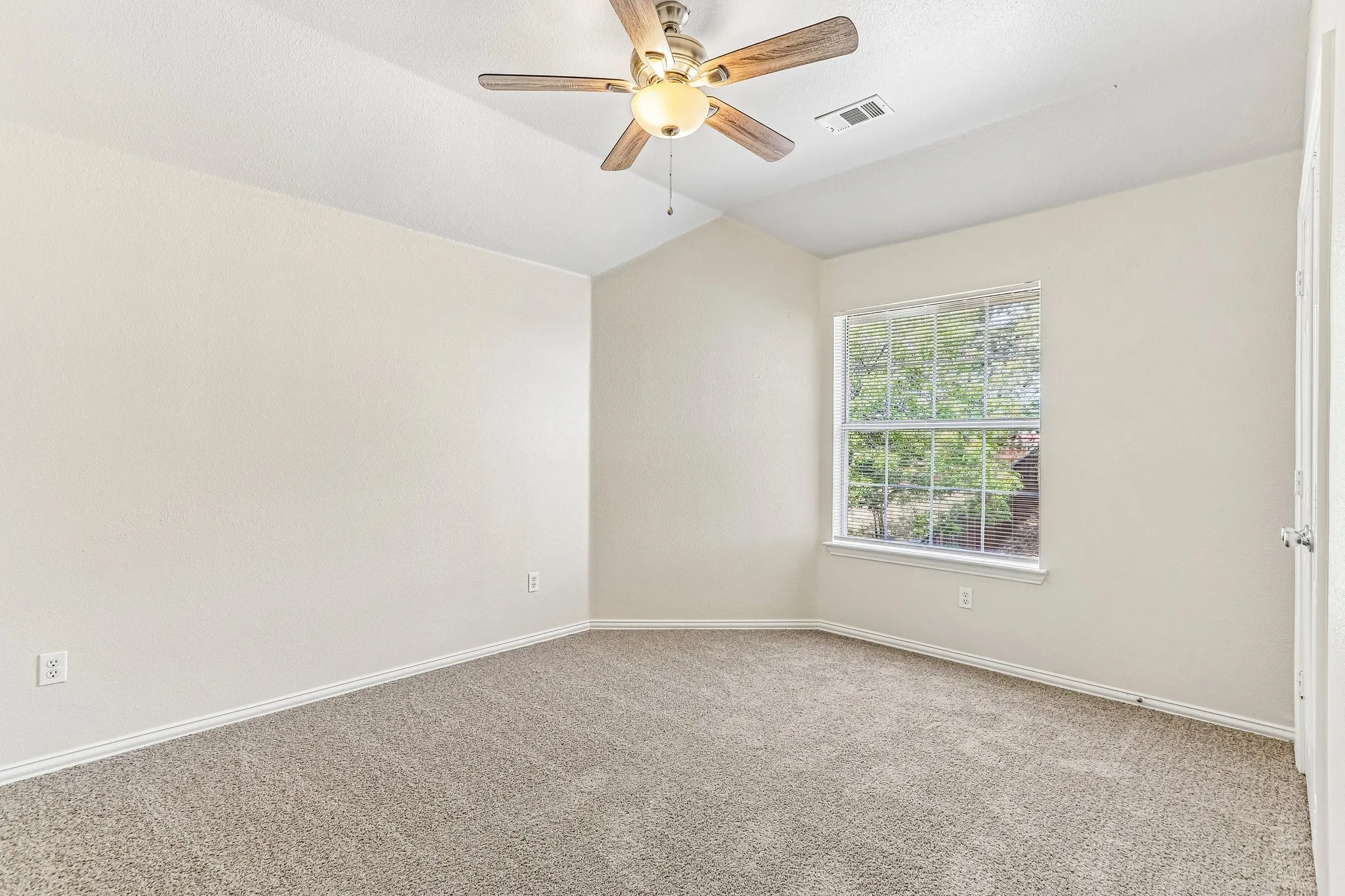 Single Family Residence For Sale in Denton County , 1809 Morning Glory Drive, Corinth, Texas 76210, 4 Bedroom, 3 Bathroom, 2 Garage spaces, 2,659 Sqft, built in 2000, mls#21395575, Real Estate Agent in Corinth, Homes For Sale in Denton county, Homes For Sale in Corinth, Realtor in Corinth Texas, Real Estate Brokerage Independent Realty Texas, Luminita Cordes Realtor