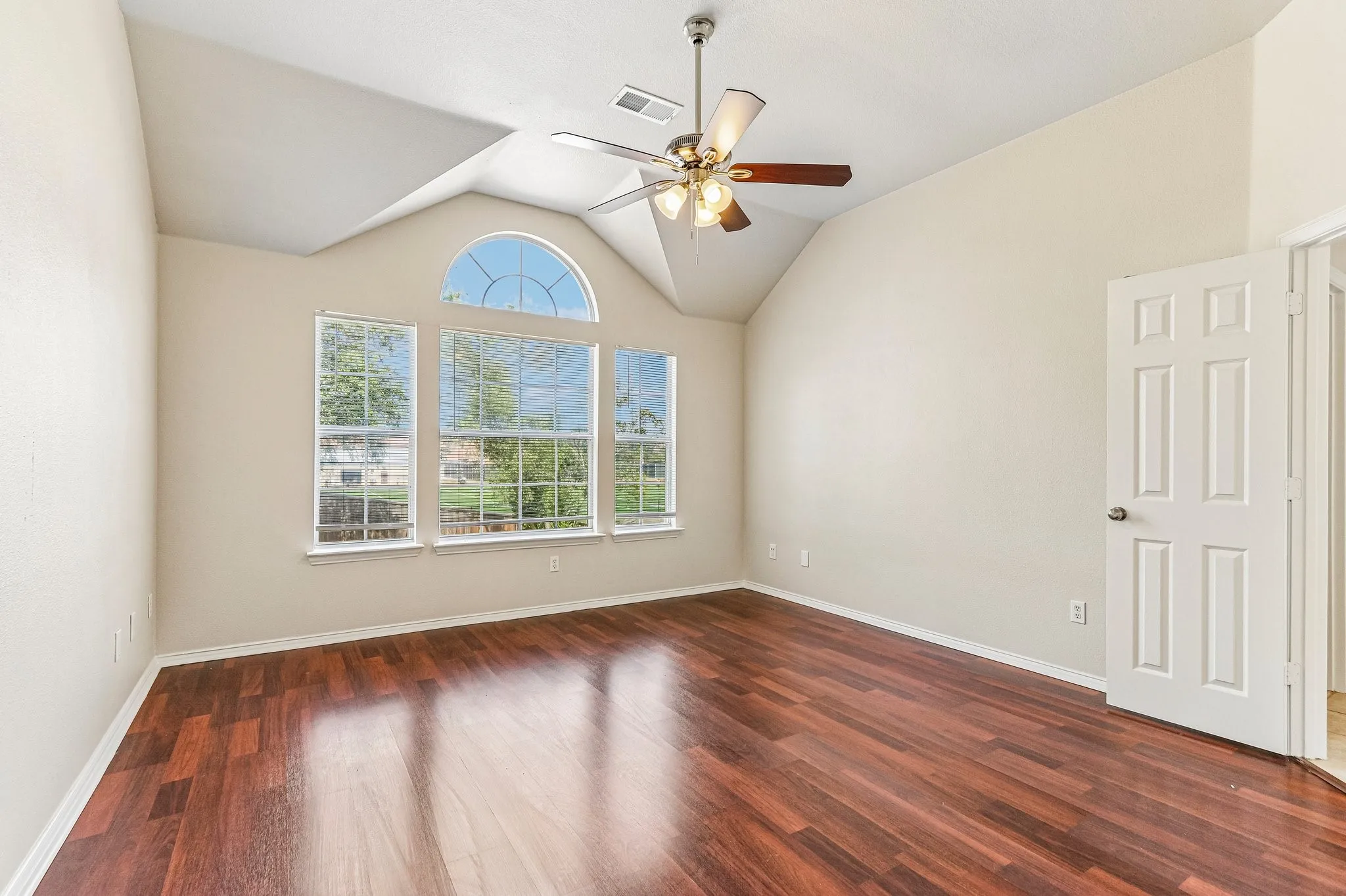 Single Family Residence For Sale in Denton County , 1809 Morning Glory Drive, Corinth, Texas 76210, 4 Bedroom, 3 Bathroom, 2 Garage spaces, 2,659 Sqft, built in 2000, mls#21395575, Real Estate Agent in Corinth, Homes For Sale in Denton county, Homes For Sale in Corinth, Realtor in Corinth Texas, Real Estate Brokerage Independent Realty Texas, Luminita Cordes Realtor