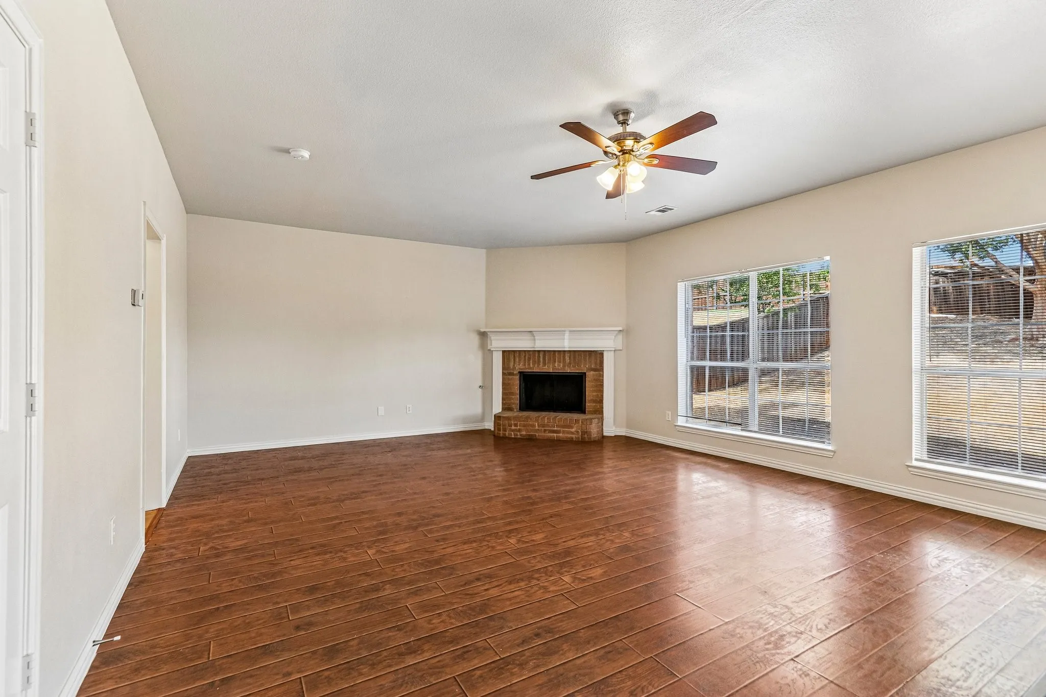 Single Family Residence For Sale in Denton County , 1809 Morning Glory Drive, Corinth, Texas 76210, 4 Bedroom, 3 Bathroom, 2 Garage spaces, 2,659 Sqft, built in 2000, mls#21395575, Real Estate Agent in Corinth, Homes For Sale in Denton county, Homes For Sale in Corinth, Realtor in Corinth Texas, Real Estate Brokerage Independent Realty Texas, Luminita Cordes Realtor