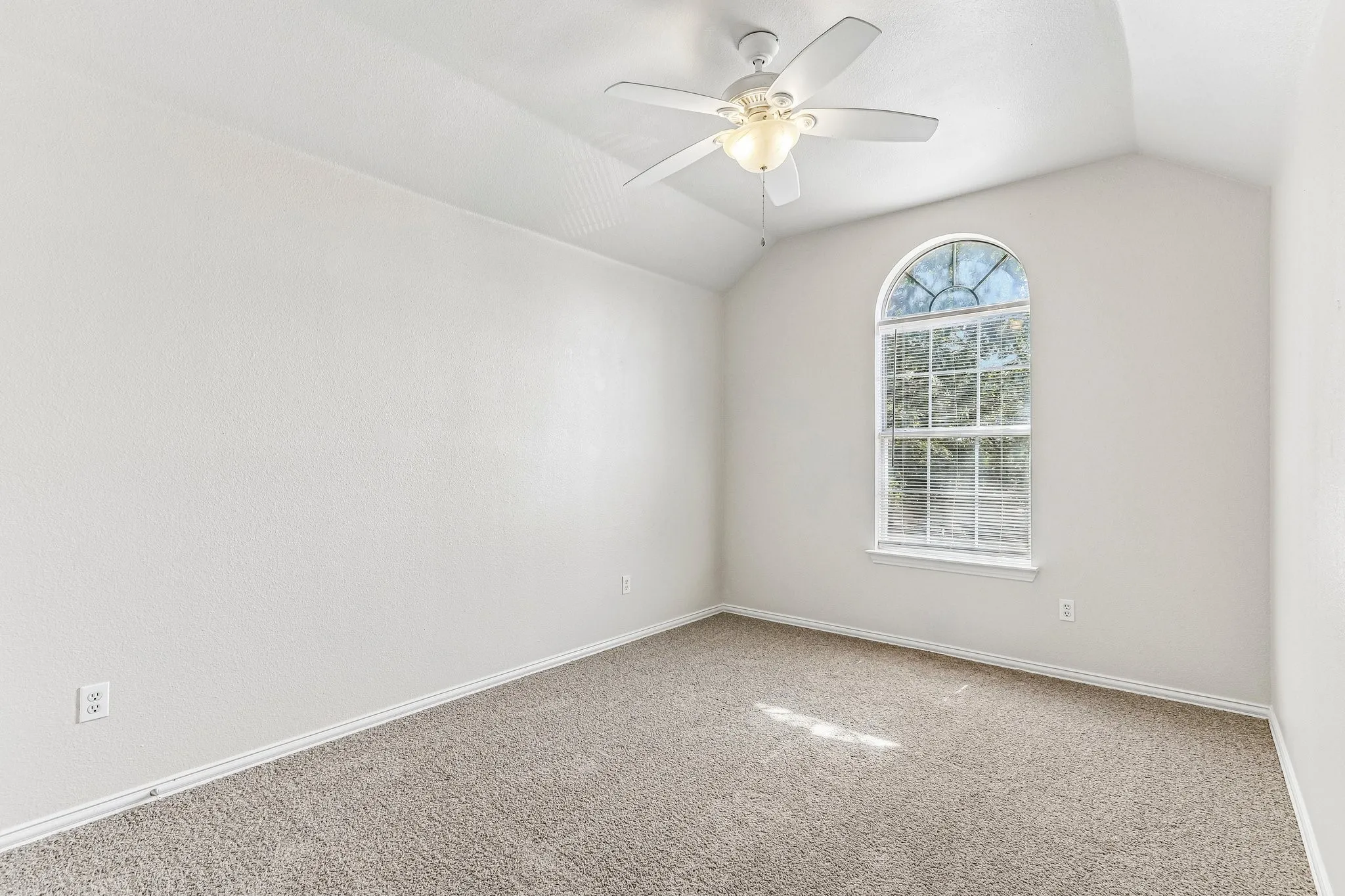 Single Family Residence For Sale in Denton County , 1809 Morning Glory Drive, Corinth, Texas 76210, 4 Bedroom, 3 Bathroom, 2 Garage spaces, 2,659 Sqft, built in 2000, mls#21395575, Real Estate Agent in Corinth, Homes For Sale in Denton county, Homes For Sale in Corinth, Realtor in Corinth Texas, Real Estate Brokerage Independent Realty Texas, Luminita Cordes Realtor