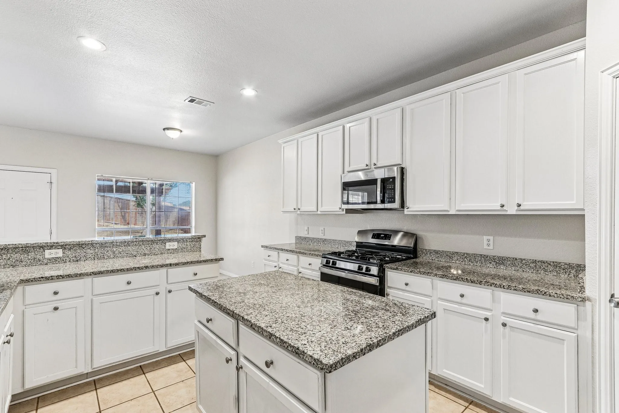 Single Family Residence For Sale in Denton County , 1809 Morning Glory Drive, Corinth, Texas 76210, 4 Bedroom, 3 Bathroom, 2 Garage spaces, 2,659 Sqft, built in 2000, mls#21395575, Real Estate Agent in Corinth, Homes For Sale in Denton county, Homes For Sale in Corinth, Realtor in Corinth Texas, Real Estate Brokerage Independent Realty Texas, Luminita Cordes Realtor