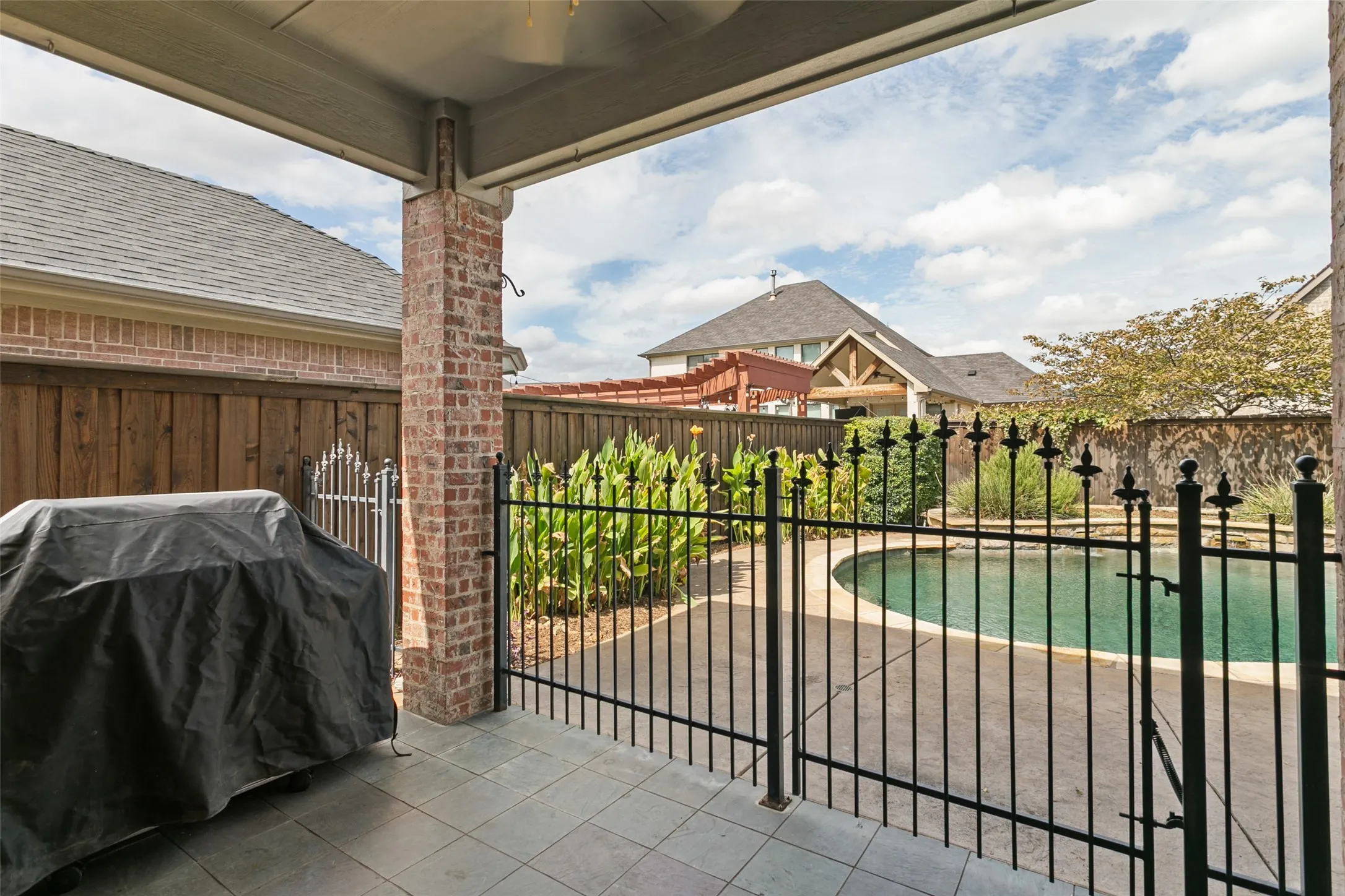Single Family Residence For Sale in Tarrant County , 13825 E Riviera Drive, Fort Worth, Texas 76028, 4 Bedroom, 3 Bathroom, 3 Garage spaces, 3,631 Sqft, built in 2001, mls#21401099, Real Estate Agent in Fort Worth, Homes For Sale in Tarrant county, Homes For Sale in Fort Worth, Realtor in Fort Worth Texas, Real Estate Brokerage Independent Realty Texas, Luminita Cordes Realtor