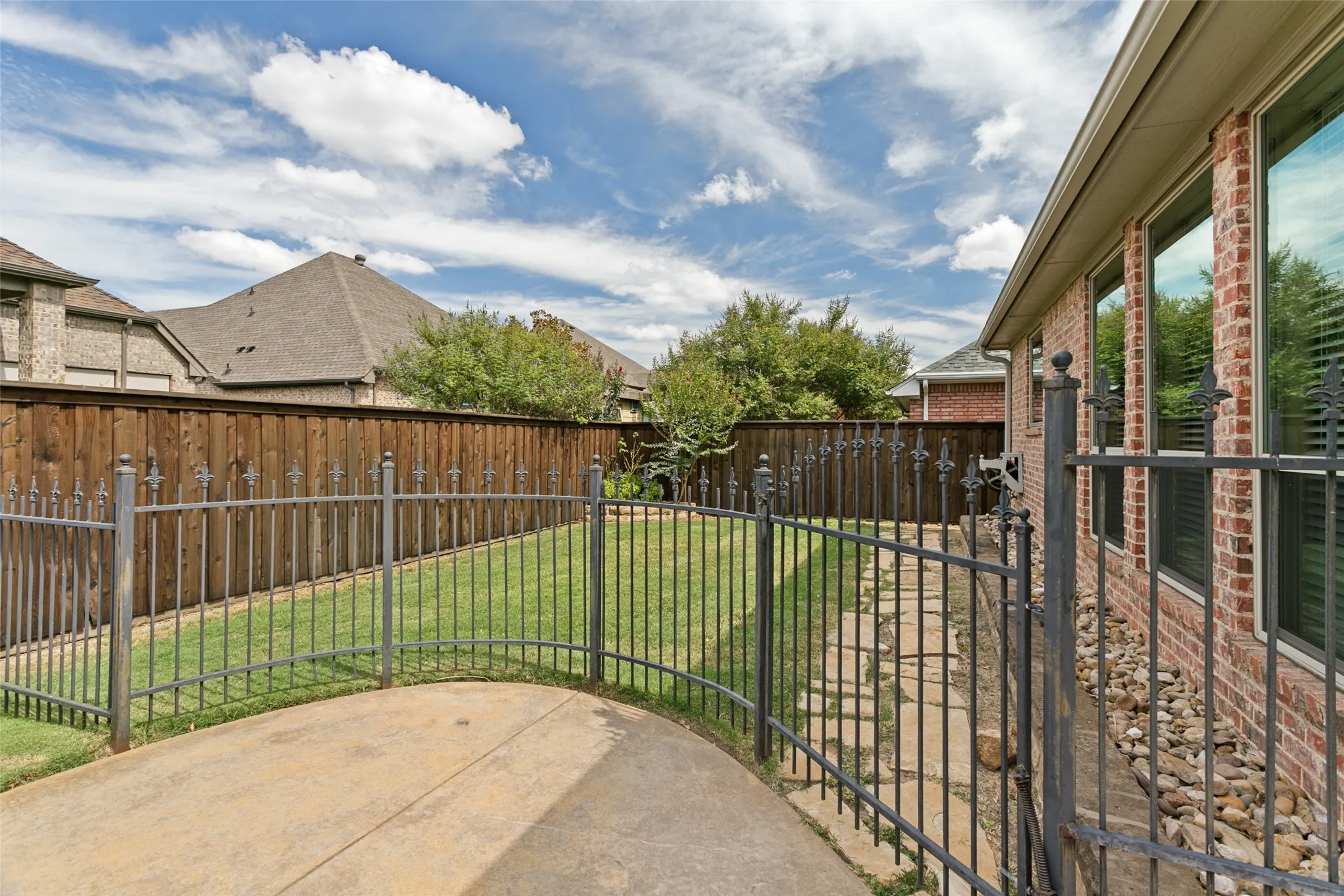 Single Family Residence For Sale in Tarrant County , 13825 E Riviera Drive, Fort Worth, Texas 76028, 4 Bedroom, 3 Bathroom, 3 Garage spaces, 3,631 Sqft, built in 2001, mls#21401099, Real Estate Agent in Fort Worth, Homes For Sale in Tarrant county, Homes For Sale in Fort Worth, Realtor in Fort Worth Texas, Real Estate Brokerage Independent Realty Texas, Luminita Cordes Realtor