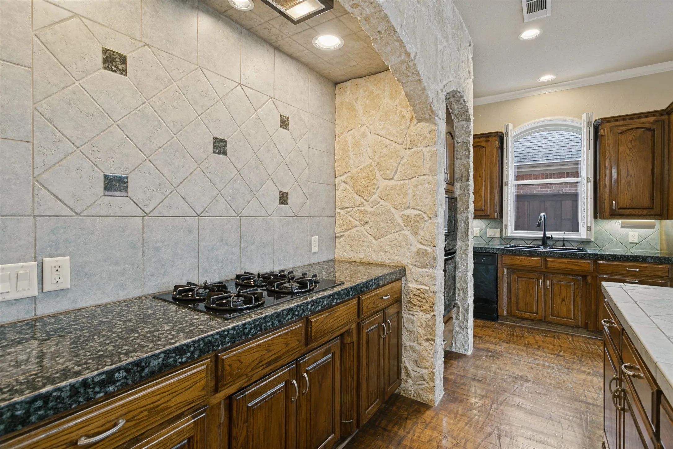 Single Family Residence For Sale in Tarrant County , 13825 E Riviera Drive, Fort Worth, Texas 76028, 4 Bedroom, 3 Bathroom, 3 Garage spaces, 3,631 Sqft, built in 2001, mls#21401099, Real Estate Agent in Fort Worth, Homes For Sale in Tarrant county, Homes For Sale in Fort Worth, Realtor in Fort Worth Texas, Real Estate Brokerage Independent Realty Texas, Luminita Cordes Realtor