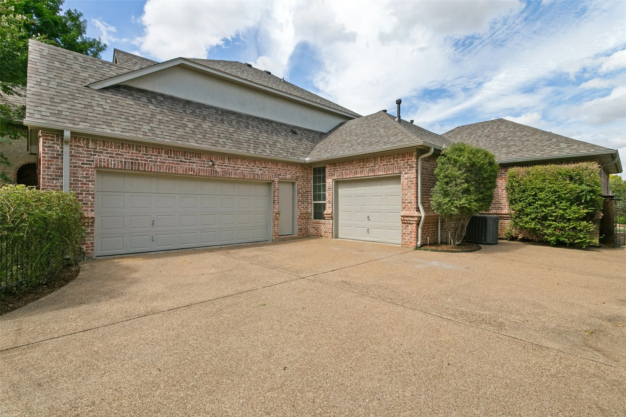 Single Family Residence For Sale in Tarrant County , 13825 E Riviera Drive, Fort Worth, Texas 76028, 4 Bedroom, 3 Bathroom, 3 Garage spaces, 3,631 Sqft, built in 2001, mls#21401099, Real Estate Agent in Fort Worth, Homes For Sale in Tarrant county, Homes For Sale in Fort Worth, Realtor in Fort Worth Texas, Real Estate Brokerage Independent Realty Texas, Luminita Cordes Realtor
