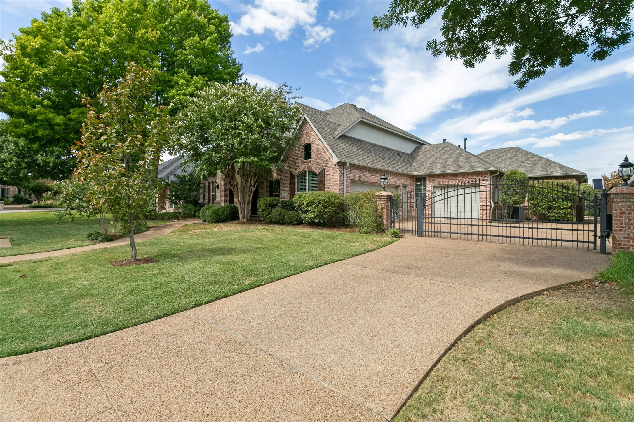 Single Family Residence For Sale in Tarrant County , 13825 E Riviera Drive, Fort Worth, Texas 76028, 4 Bedroom, 3 Bathroom, 3 Garage spaces, 3,631 Sqft, built in 2001, mls#21401099, Real Estate Agent in Fort Worth, Homes For Sale in Tarrant county, Homes For Sale in Fort Worth, Realtor in Fort Worth Texas, Real Estate Brokerage Independent Realty Texas, Luminita Cordes Realtor