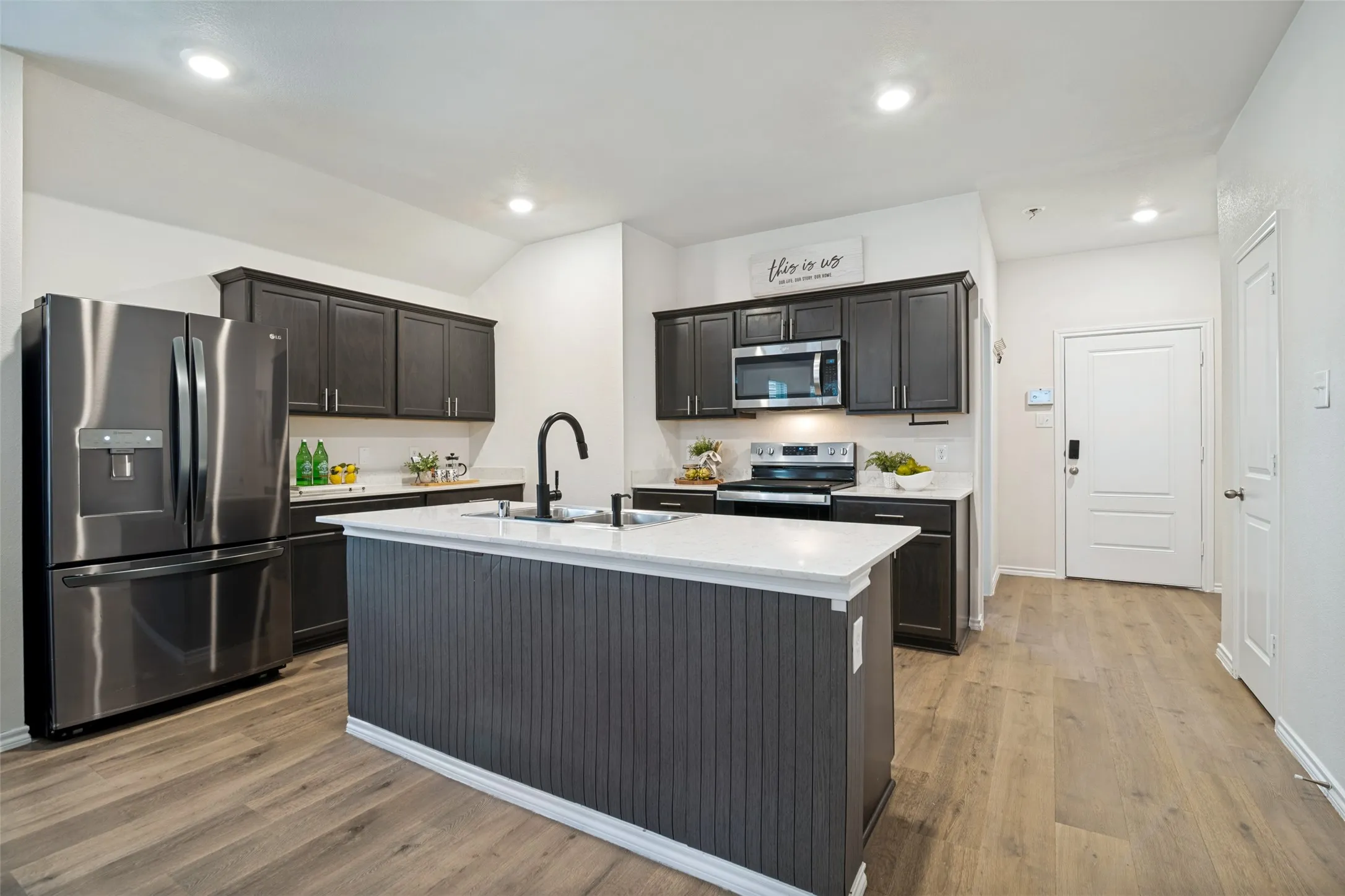 Single Family Residence For Sale in Hunt County , 2944 Shoemaker Drive, Royse City, Texas 75189, 4 Bedroom, 2 Bathroom, 2 Garage spaces, 1,917 Sqft, built in 2022, mls#21397726, Real Estate Agent in Royse City, Homes For Sale in Hunt county, Homes For Sale in Royse City, Realtor in Royse City Texas, Real Estate Brokerage Independent Realty Texas, Luminita Cordes Realtor