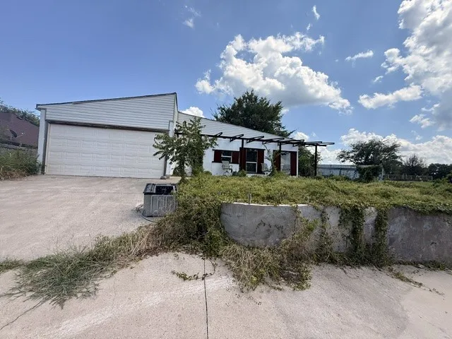 Single Family Residence For Sale in Hunt County , 701 Shoreline Drive, West Tawakoni, Texas 75474, 2 Bedroom, 2 Bathroom, 2 Garage spaces, 1,151 Sqft, built in 2015, mls#21401167, Real Estate Agent in West Tawakoni, Homes For Sale in Hunt county, Homes For Sale in West Tawakoni, Realtor in West Tawakoni Texas, Real Estate Brokerage Independent Realty Texas, Luminita Cordes Realtor