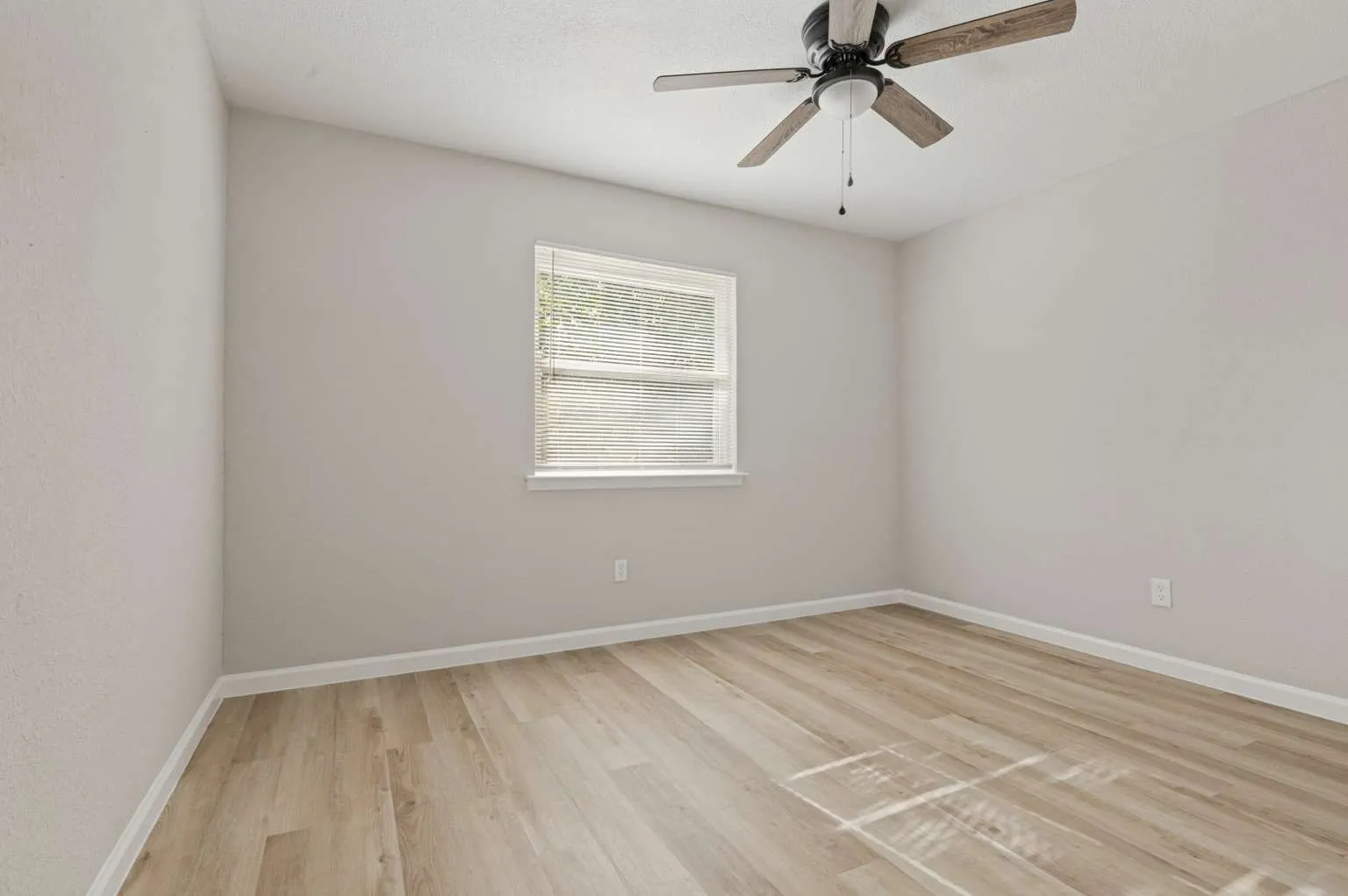 Single Family Residence For Sale in Dallas County , 3306 Judge Dupree Drive, Dallas, Texas 75241, 4 Bedroom, 2 Bathroom, Garage spaces, 1,484 Sqft, built in 1970, mls#21401169, Real Estate Agent in Dallas, Homes For Sale in Dallas county, Homes For Sale in Dallas, Realtor in Dallas Texas, Real Estate Brokerage Independent Realty Texas, Luminita Cordes Realtor