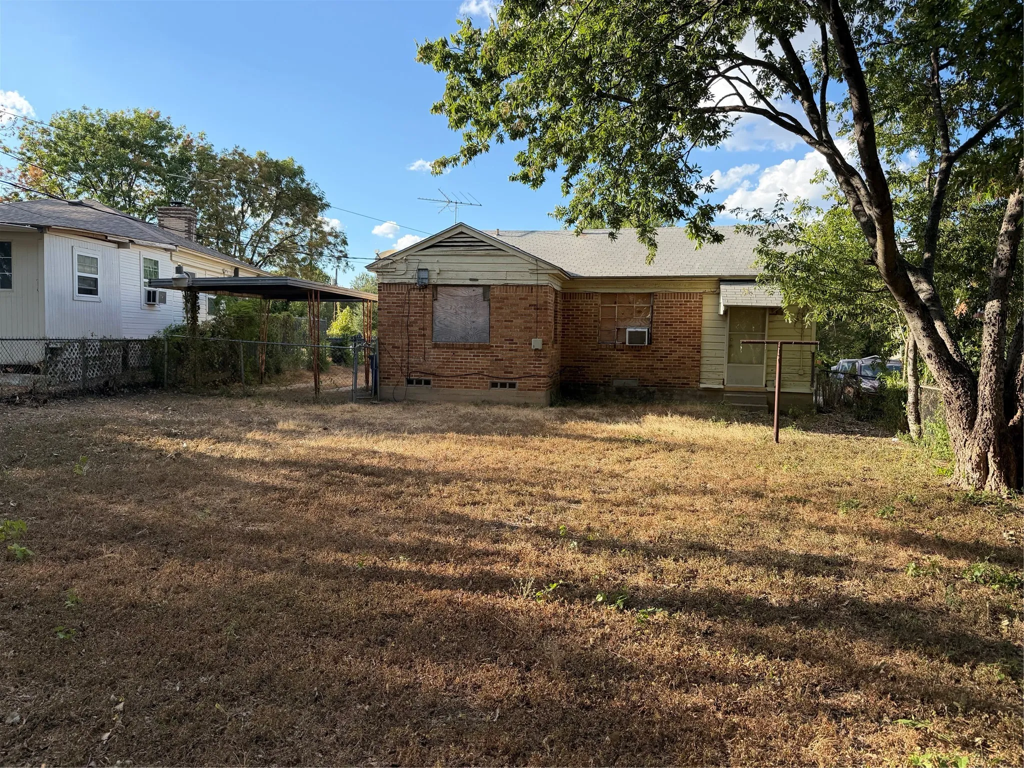 Single Family Residence For Sale in Dallas County , 2726 Avon Street, Dallas, Texas 75211, 3 Bedroom, 1 Bathroom, Garage spaces, 1,112 Sqft, built in 1945, mls#21401174, Real Estate Agent in Dallas, Homes For Sale in Dallas county, Homes For Sale in Dallas, Realtor in Dallas Texas, Real Estate Brokerage Independent Realty Texas, Luminita Cordes Realtor