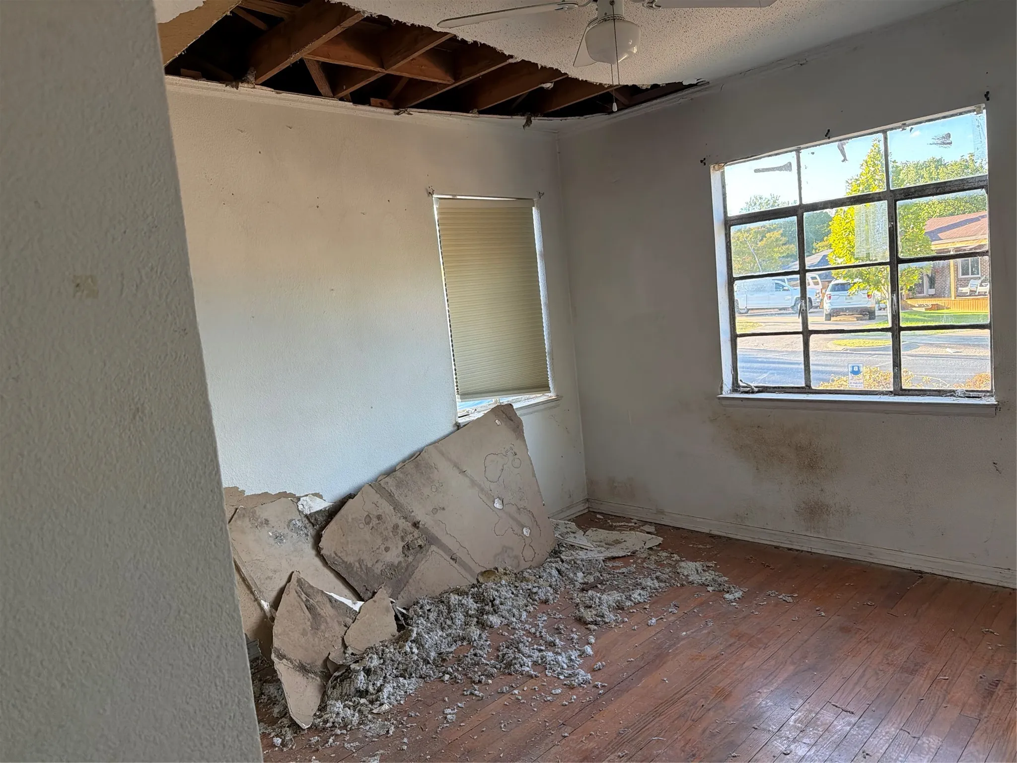 Single Family Residence For Sale in Dallas County , 2726 Avon Street, Dallas, Texas 75211, 3 Bedroom, 1 Bathroom, Garage spaces, 1,112 Sqft, built in 1945, mls#21401174, Real Estate Agent in Dallas, Homes For Sale in Dallas county, Homes For Sale in Dallas, Realtor in Dallas Texas, Real Estate Brokerage Independent Realty Texas, Luminita Cordes Realtor