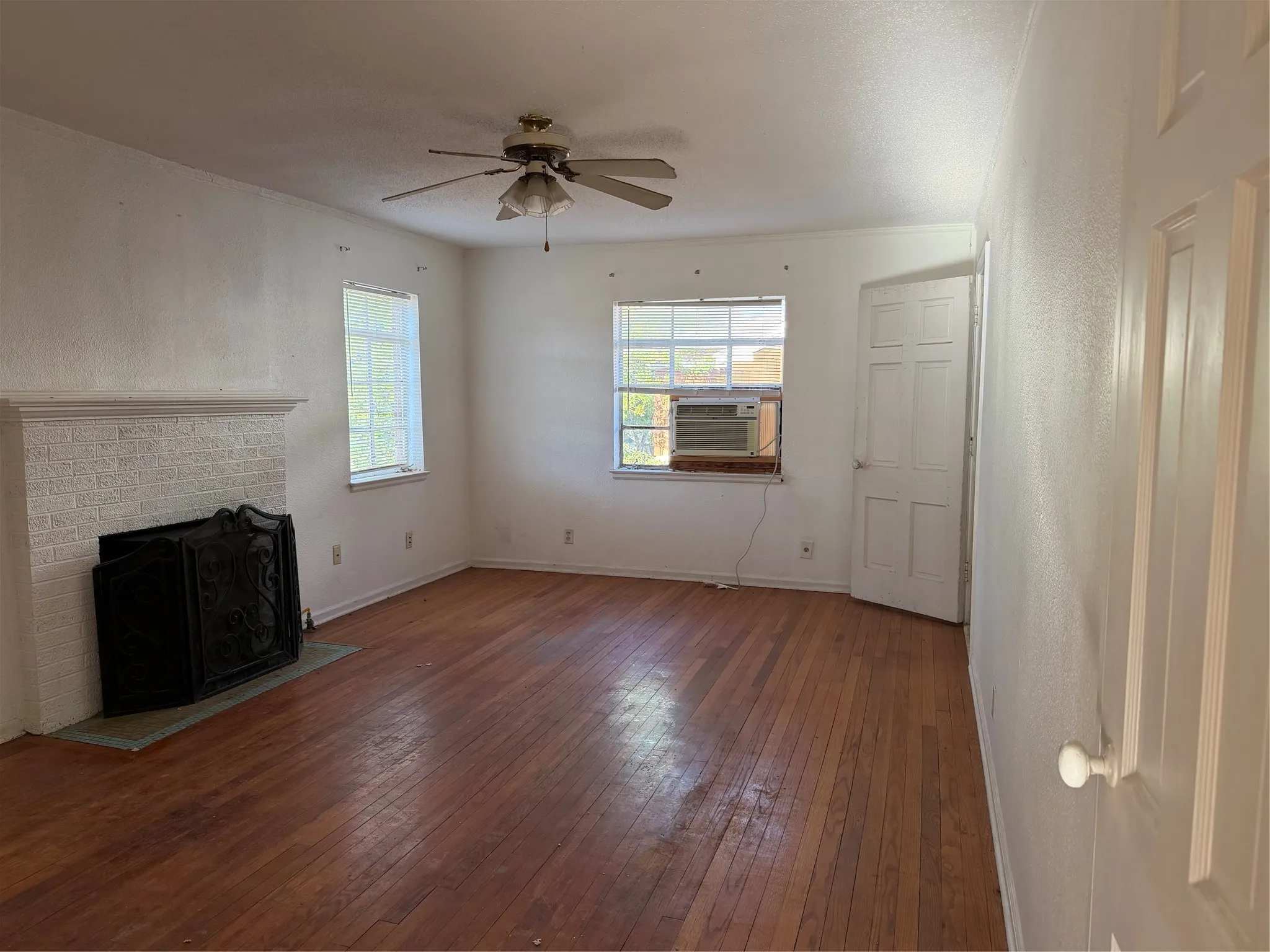 Single Family Residence For Sale in Dallas County , 2726 Avon Street, Dallas, Texas 75211, 3 Bedroom, 1 Bathroom, Garage spaces, 1,112 Sqft, built in 1945, mls#21401174, Real Estate Agent in Dallas, Homes For Sale in Dallas county, Homes For Sale in Dallas, Realtor in Dallas Texas, Real Estate Brokerage Independent Realty Texas, Luminita Cordes Realtor