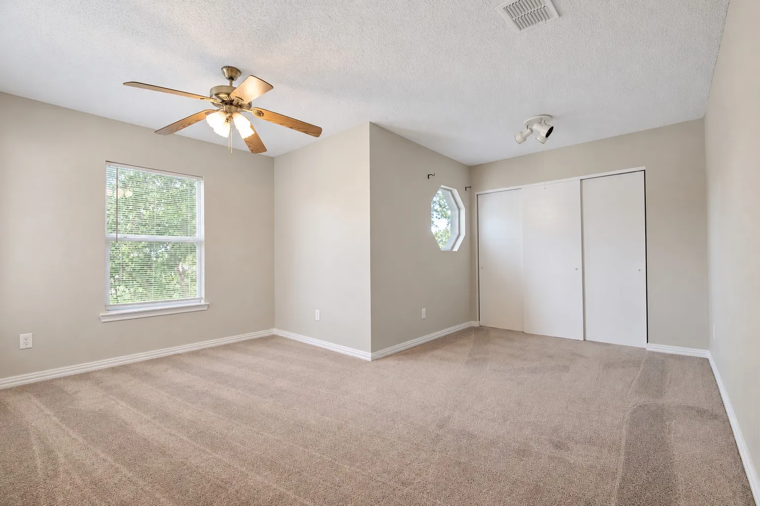 Single Family Residence For Rent in Denton County , 2813 Custer Drive, Corinth, Texas 76210, 4 Bedroom, 3 Bathroom, 2 Garage spaces, 2,683 Sqft, built in 1999, mls#21401141, Real Estate Agent in Corinth, Homes For Rent in Denton county, Homes For Rent in Corinth, Realtor in Corinth Texas, Real Estate Brokerage Independent Realty Texas, Luminita Cordes Realtor