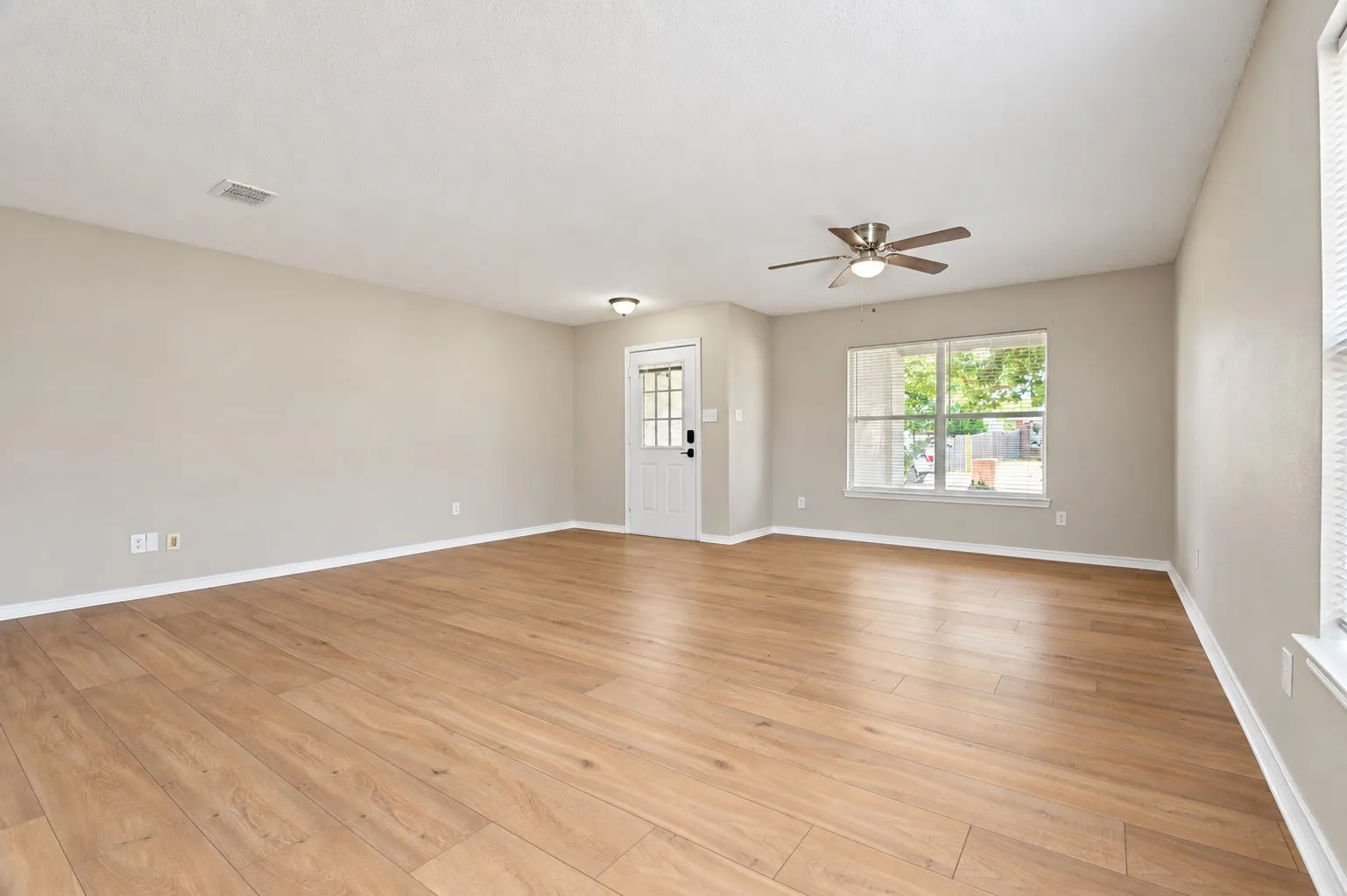 Single Family Residence For Rent in Denton County , 2813 Custer Drive, Corinth, Texas 76210, 4 Bedroom, 3 Bathroom, 2 Garage spaces, 2,683 Sqft, built in 1999, mls#21401141, Real Estate Agent in Corinth, Homes For Rent in Denton county, Homes For Rent in Corinth, Realtor in Corinth Texas, Real Estate Brokerage Independent Realty Texas, Luminita Cordes Realtor
