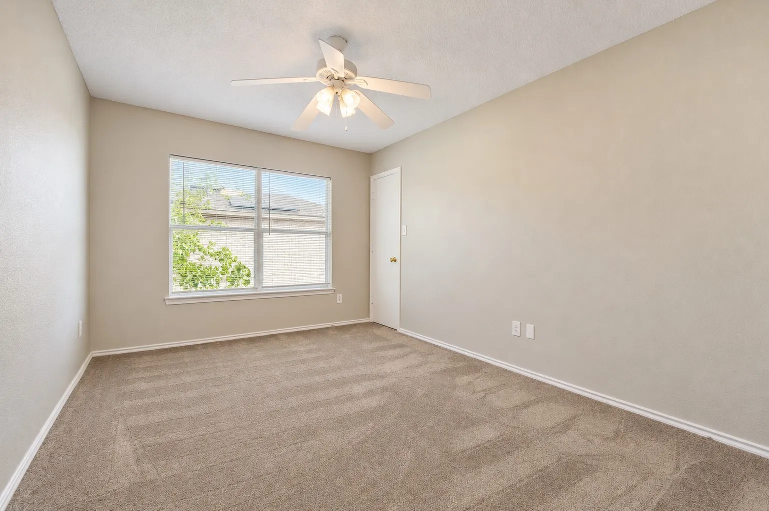 Single Family Residence For Rent in Denton County , 2813 Custer Drive, Corinth, Texas 76210, 4 Bedroom, 3 Bathroom, 2 Garage spaces, 2,683 Sqft, built in 1999, mls#21401141, Real Estate Agent in Corinth, Homes For Rent in Denton county, Homes For Rent in Corinth, Realtor in Corinth Texas, Real Estate Brokerage Independent Realty Texas, Luminita Cordes Realtor