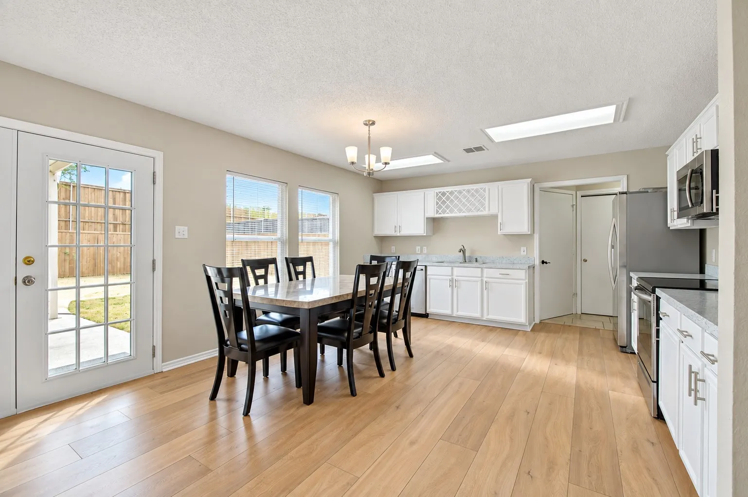 Single Family Residence For Rent in Denton County , 2813 Custer Drive, Corinth, Texas 76210, 4 Bedroom, 3 Bathroom, 2 Garage spaces, 2,683 Sqft, built in 1999, mls#21401141, Real Estate Agent in Corinth, Homes For Rent in Denton county, Homes For Rent in Corinth, Realtor in Corinth Texas, Real Estate Brokerage Independent Realty Texas, Luminita Cordes Realtor