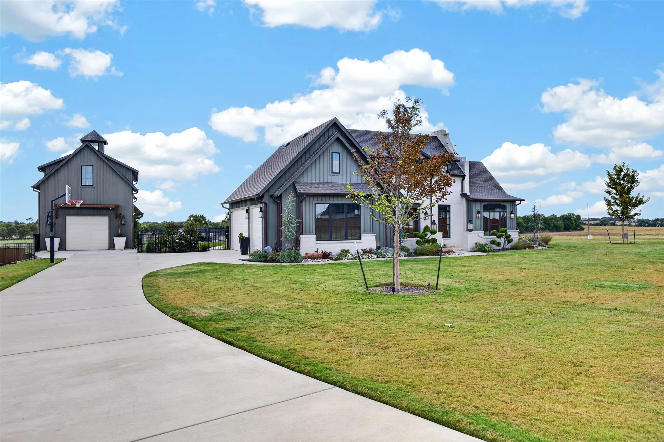Main House & Guest/Carriage House