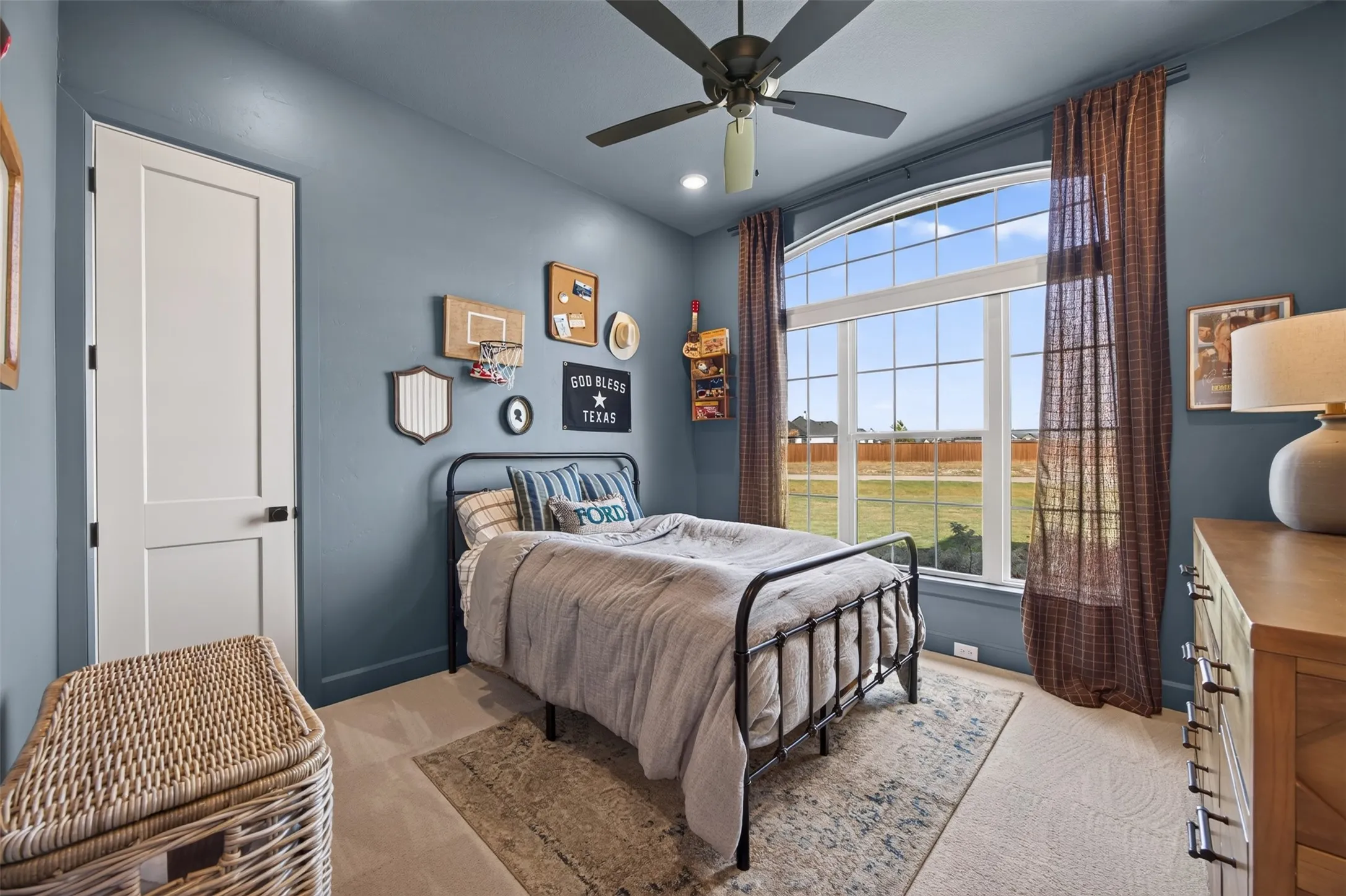 Single Family Residence For Sale in Ellis County , 210 Low Bird Lane, Waxahachie, Texas 75167, 5 Bedroom, 4 Bathroom, 4 Garage spaces, 3,743 Sqft, built in 2022, mls#21392334, Real Estate Agent in Waxahachie, Homes For Sale in Ellis county, Homes For Sale in Waxahachie, Realtor in Waxahachie Texas, Real Estate Brokerage Independent Realty Texas, Luminita Cordes Realtor