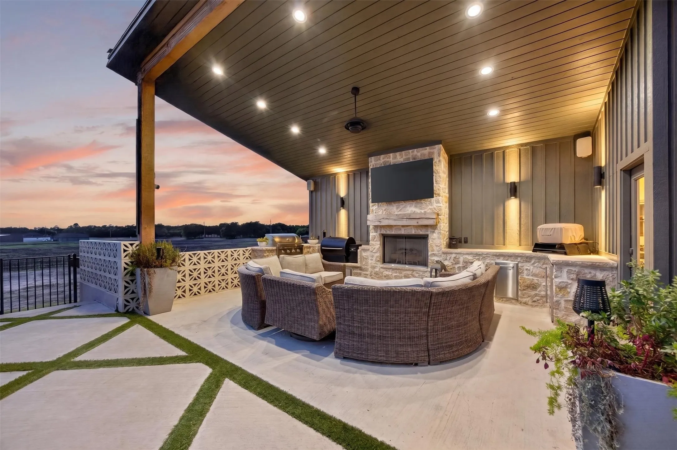 Single Family Residence For Sale in Ellis County , 210 Low Bird Lane, Waxahachie, Texas 75167, 5 Bedroom, 4 Bathroom, 4 Garage spaces, 3,743 Sqft, built in 2022, mls#21392334, Real Estate Agent in Waxahachie, Homes For Sale in Ellis county, Homes For Sale in Waxahachie, Realtor in Waxahachie Texas, Real Estate Brokerage Independent Realty Texas, Luminita Cordes Realtor