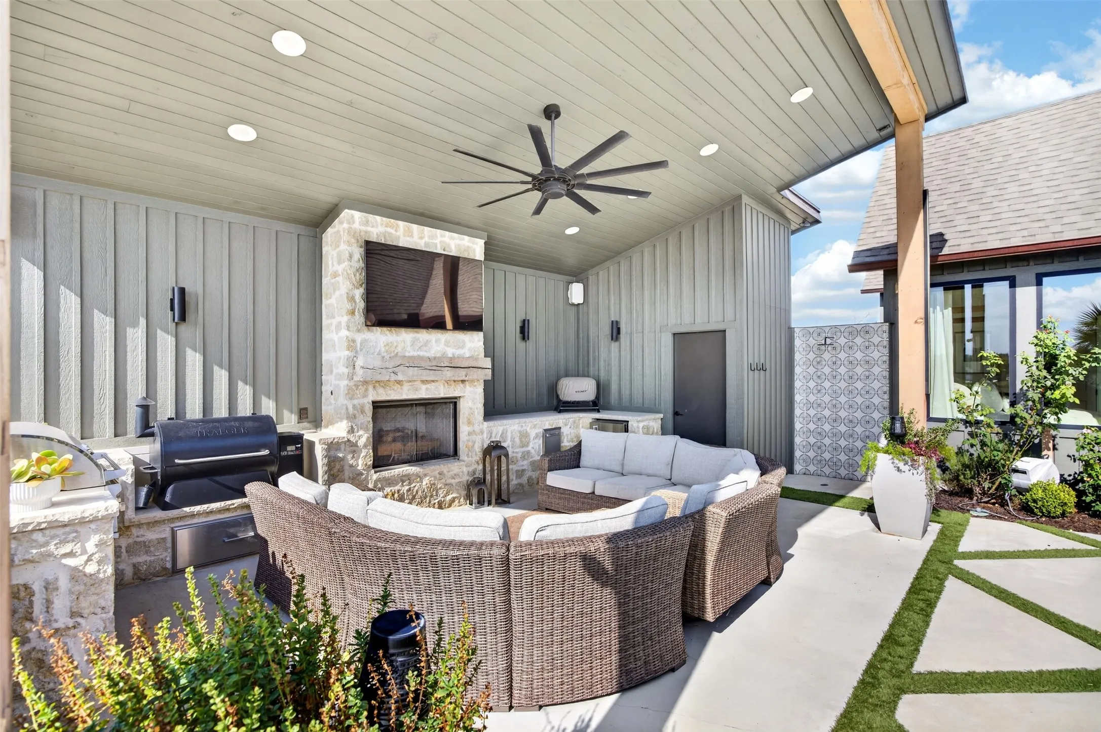 Single Family Residence For Sale in Ellis County , 210 Low Bird Lane, Waxahachie, Texas 75167, 5 Bedroom, 4 Bathroom, 4 Garage spaces, 3,743 Sqft, built in 2022, mls#21392334, Real Estate Agent in Waxahachie, Homes For Sale in Ellis county, Homes For Sale in Waxahachie, Realtor in Waxahachie Texas, Real Estate Brokerage Independent Realty Texas, Luminita Cordes Realtor