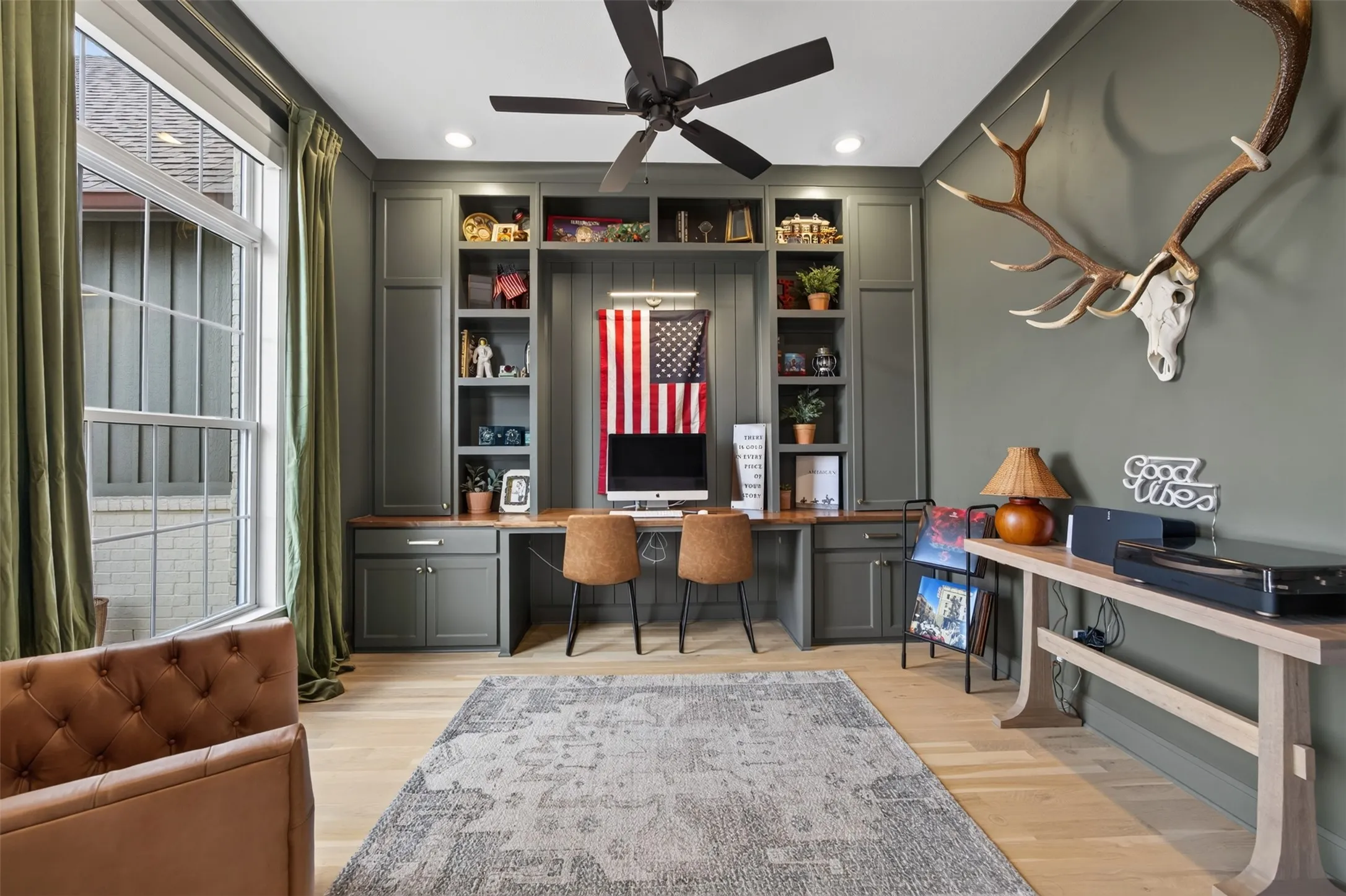 Single Family Residence For Sale in Ellis County , 210 Low Bird Lane, Waxahachie, Texas 75167, 5 Bedroom, 4 Bathroom, 4 Garage spaces, 3,743 Sqft, built in 2022, mls#21392334, Real Estate Agent in Waxahachie, Homes For Sale in Ellis county, Homes For Sale in Waxahachie, Realtor in Waxahachie Texas, Real Estate Brokerage Independent Realty Texas, Luminita Cordes Realtor