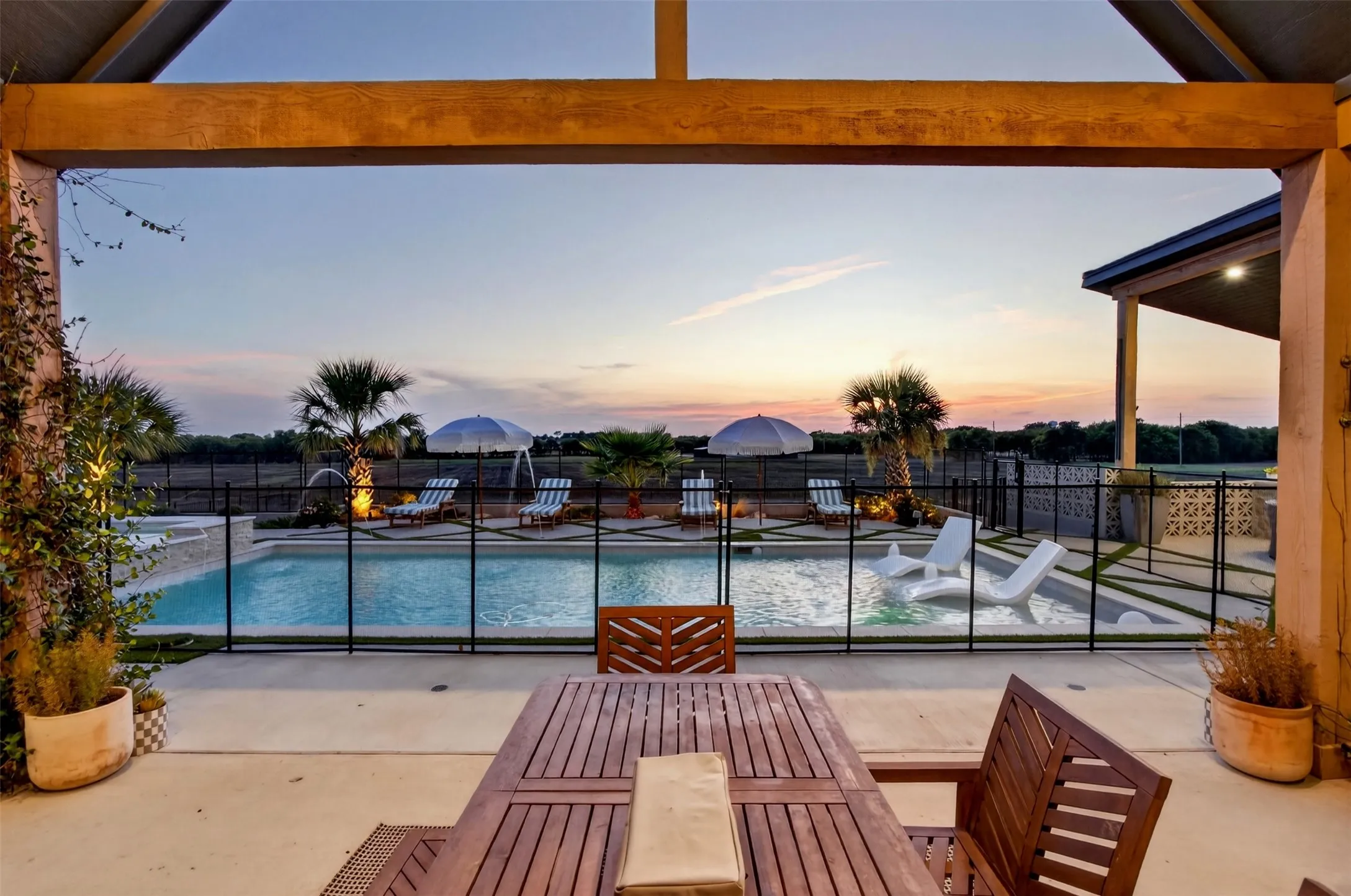 Single Family Residence For Sale in Ellis County , 210 Low Bird Lane, Waxahachie, Texas 75167, 5 Bedroom, 4 Bathroom, 4 Garage spaces, 3,743 Sqft, built in 2022, mls#21392334, Real Estate Agent in Waxahachie, Homes For Sale in Ellis county, Homes For Sale in Waxahachie, Realtor in Waxahachie Texas, Real Estate Brokerage Independent Realty Texas, Luminita Cordes Realtor
